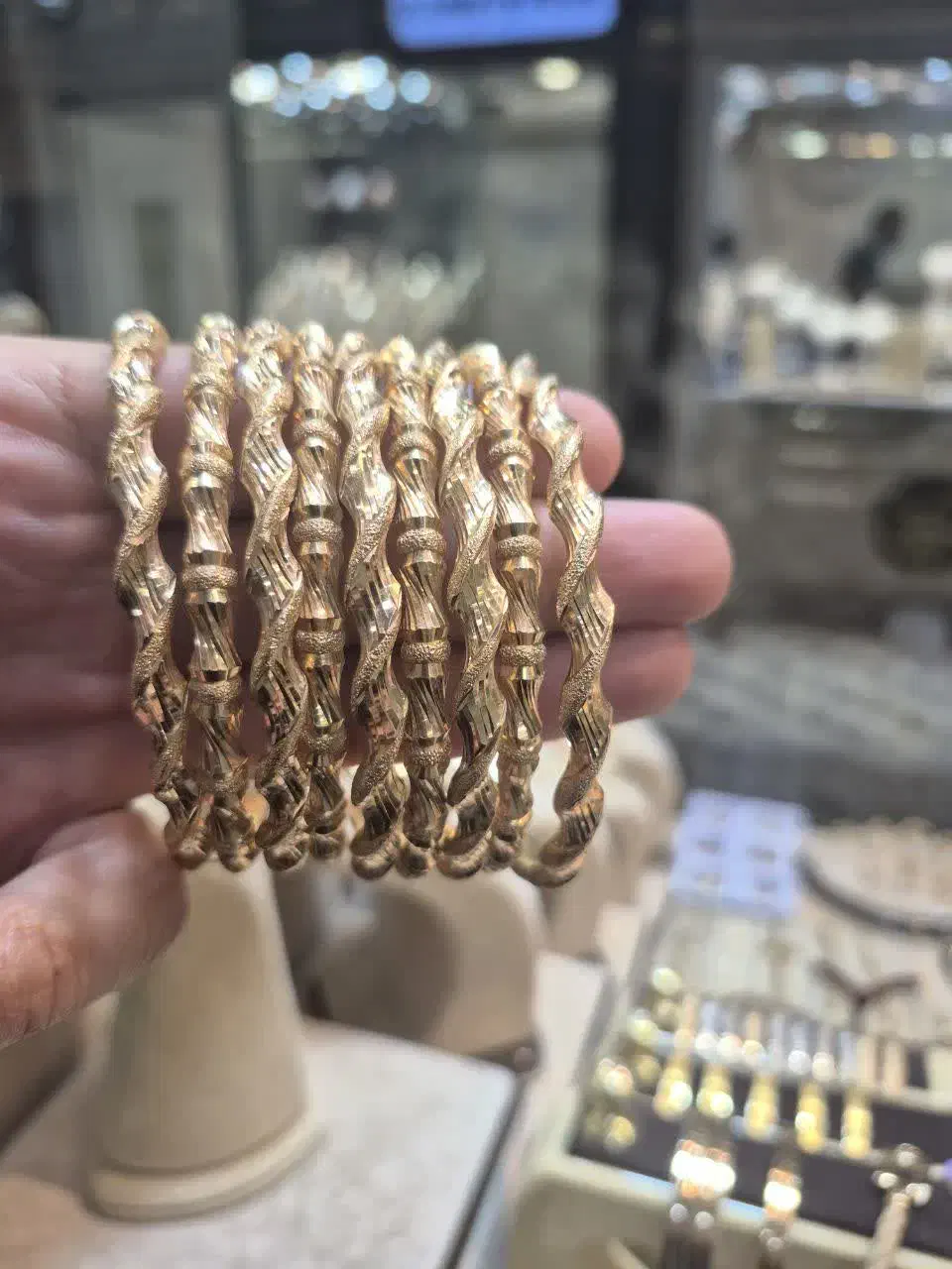 النگوی اماراتی|جواهرات|قم, نیروگاه|دیوار