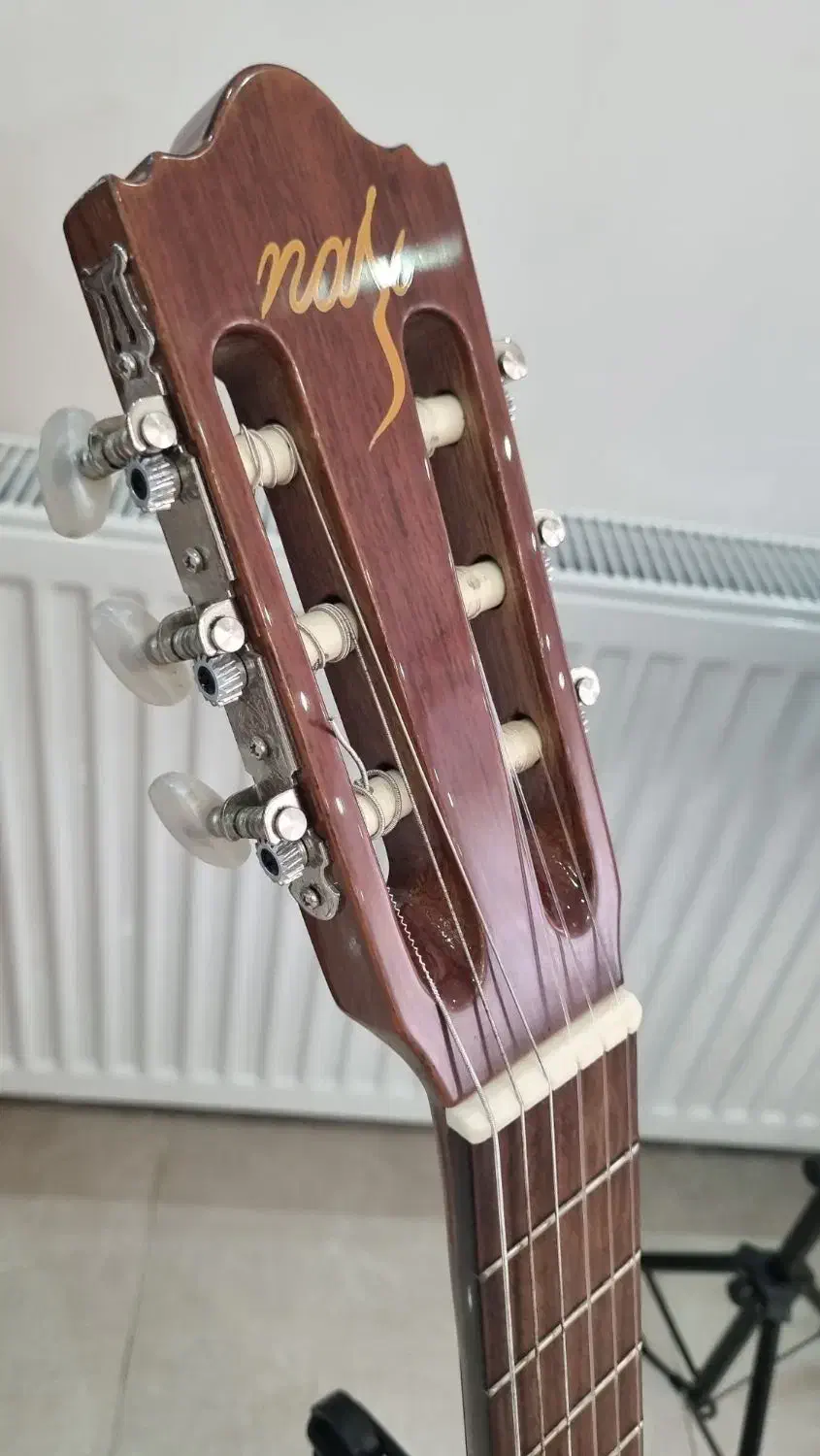 گیتار‌کلاسیک|گیتار، بیس، امپلیفایر|اشتهارد, |دیوار