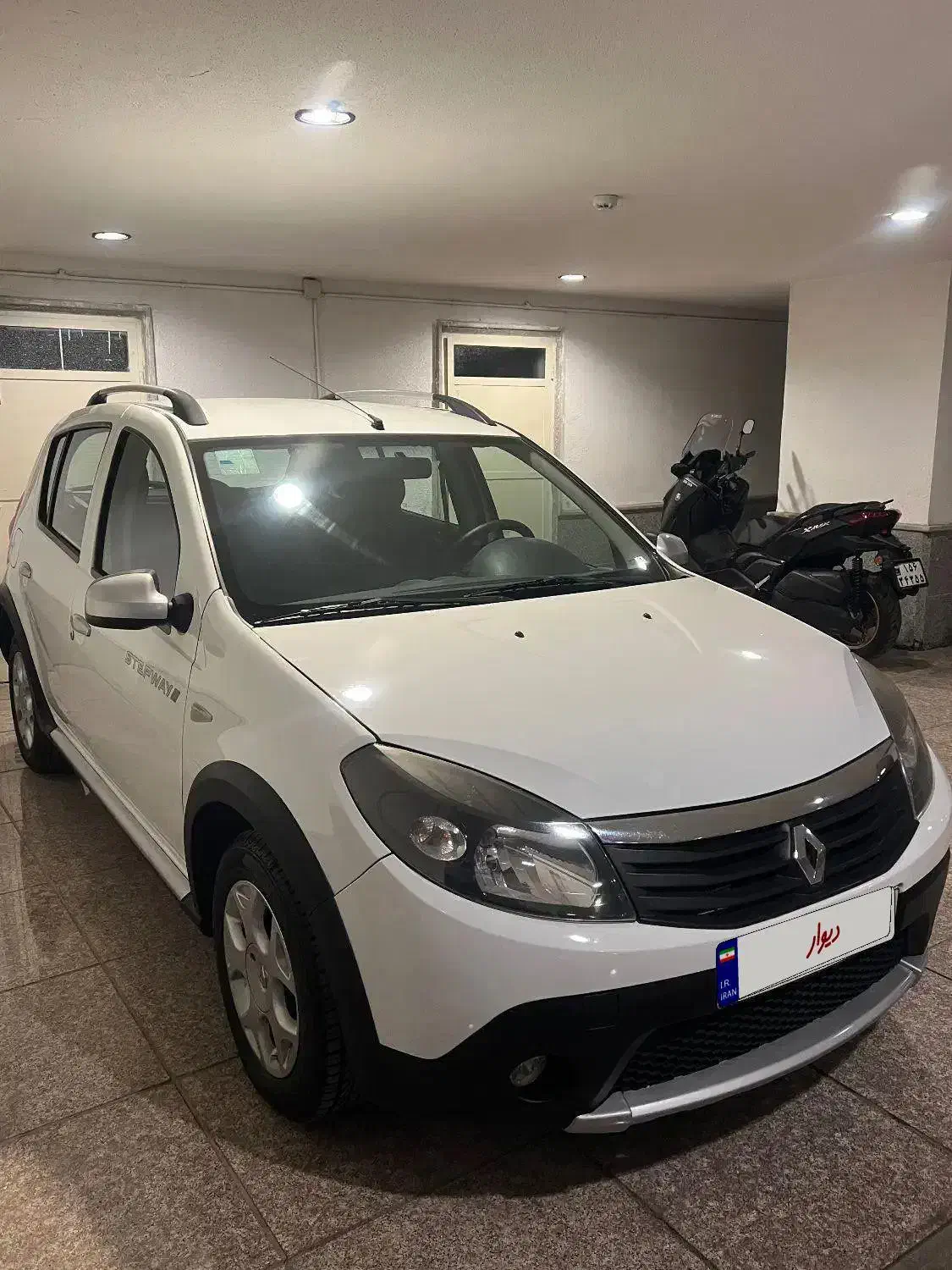 رنو ساندرو استپوی آخر ۱۳۹۶سنددست اول ۱۰۰٪ بدون رنگ|خودرو سواری و وانت|تهران, کامرانیه|دیوار