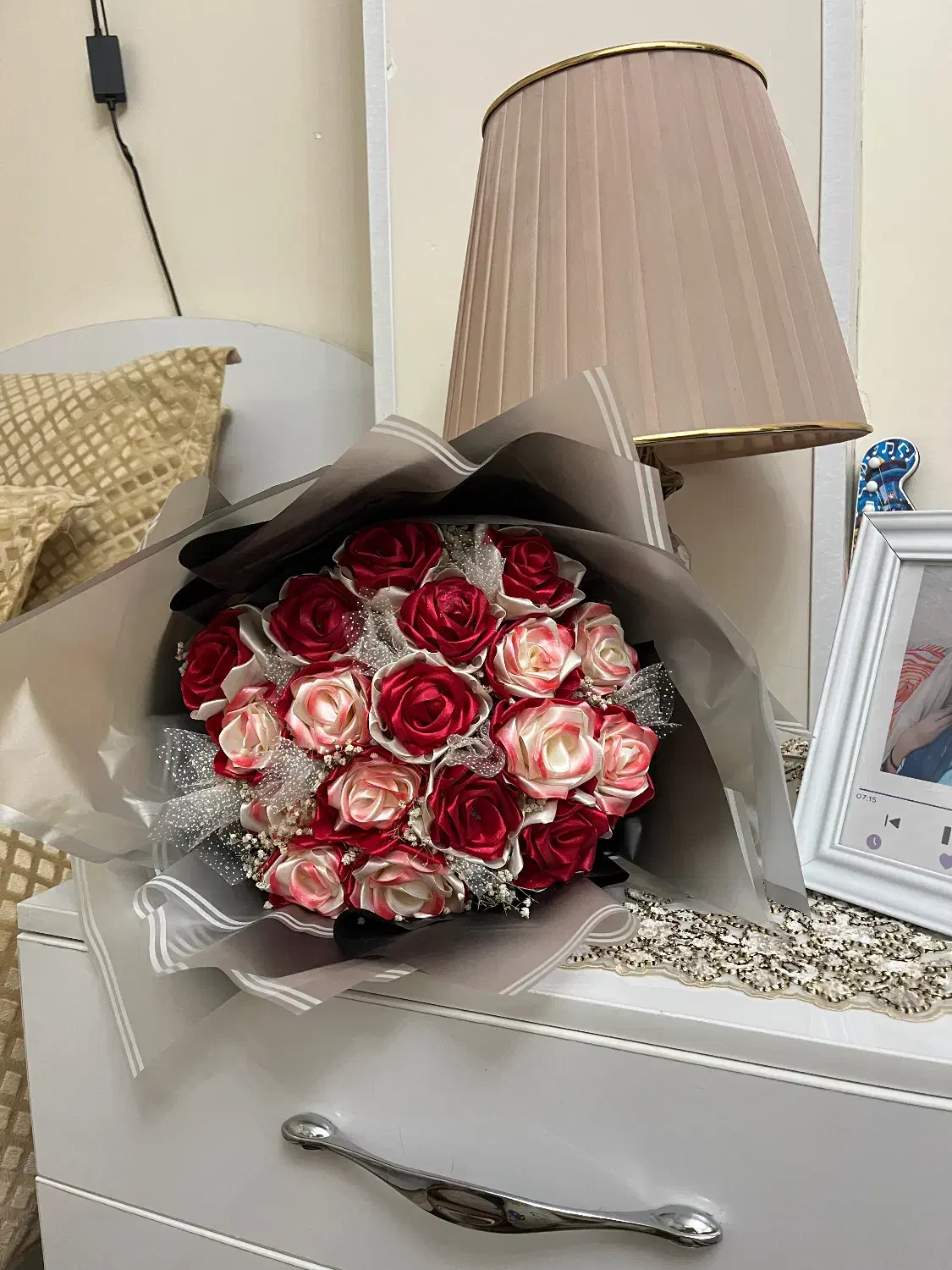 دسته گل رز قرمز ربانی مناسب روز دختر|گل مصنوعی|تهران, زعفرانیه|دیوار