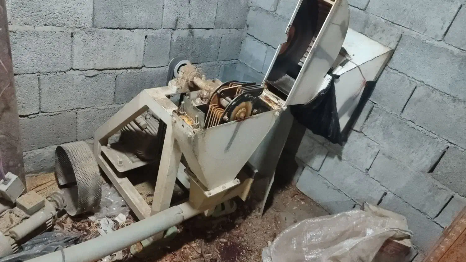 آسیاب غلات وادویه جات تک فاز درمنوجان.|ماشین‌آلات صنعتی|منوجان, |دیوار