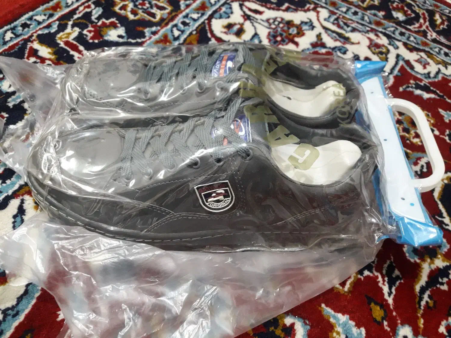 کفش اصلی ترک|کیف، کفش، کمربند|قم, قلعه عموحسین|دیوار