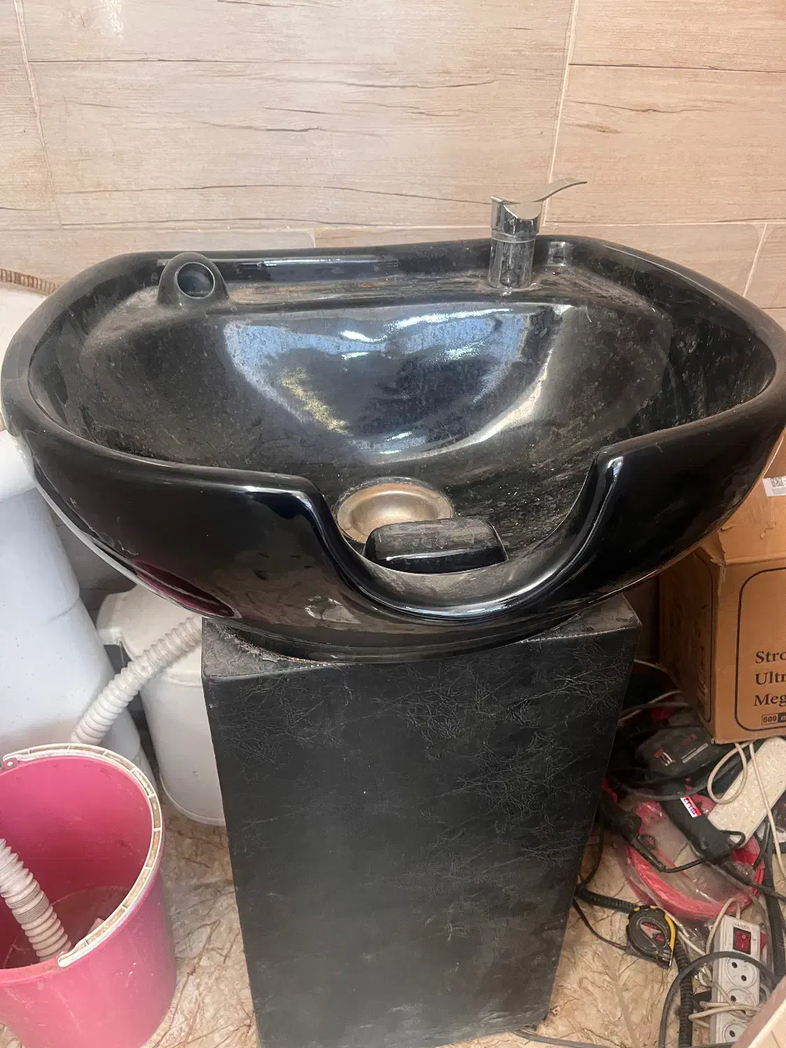 سرشور آرایشگاه ایستاده|آرایشگاه و سالن‌های زیبایی|بافق, |دیوار