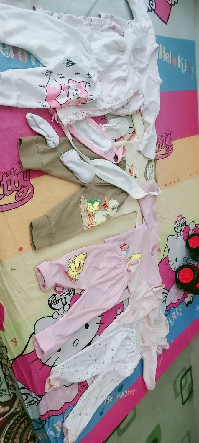 تعدادی لباس نوزادی|کفش و لباس بچه|شیراز, دوکوهک|دیوار