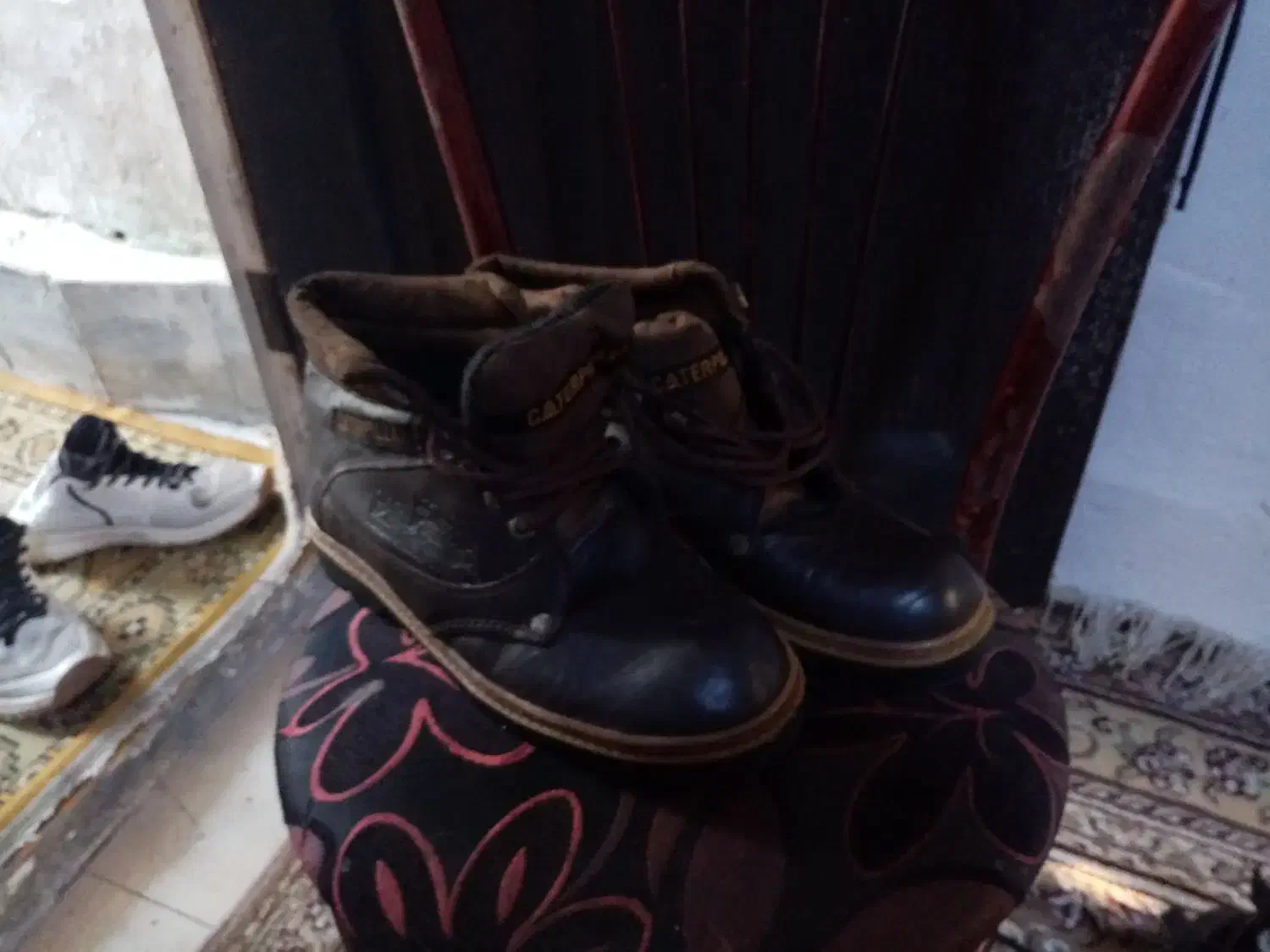 کتانی و دمبایی|کیف، کفش، کمربند|رشت, سلیمانداراب|دیوار