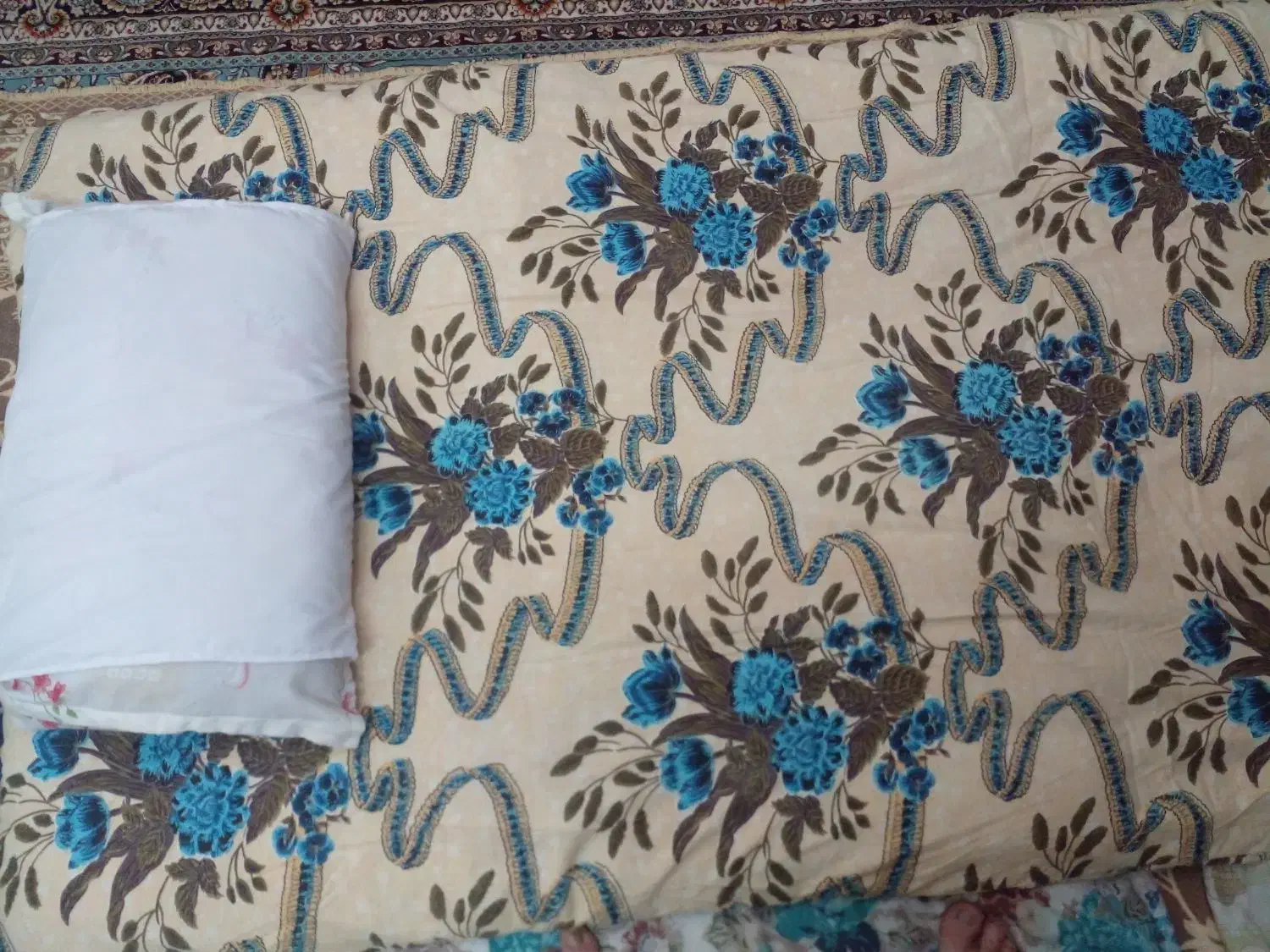 سه دست تشک و لحاف وبالش به فروش می رسد|رختخواب، بالش، پتو|کلاچای, |دیوار
