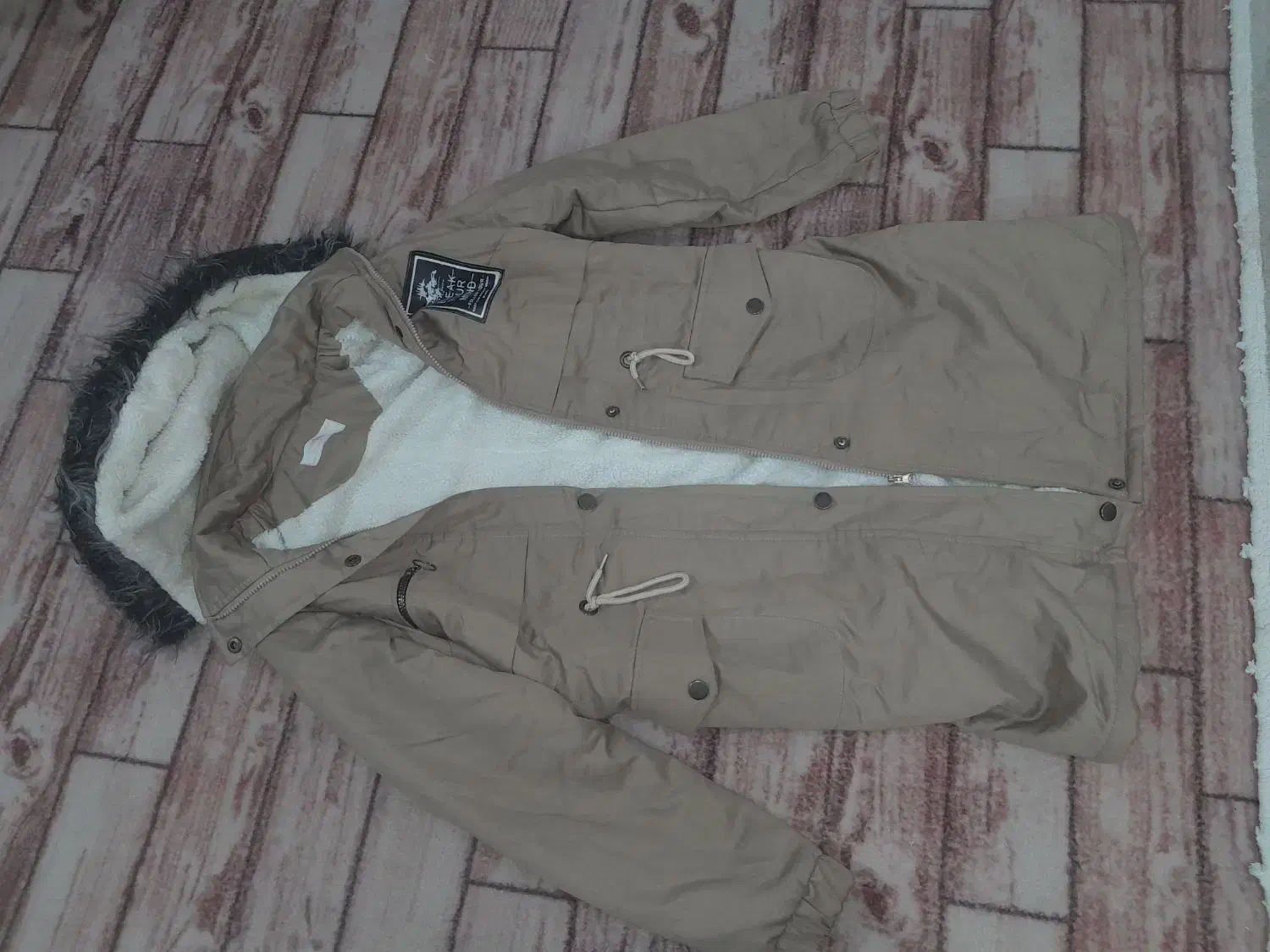 پالتوبلوز|لباس|قدس, شهرقدس|دیوار