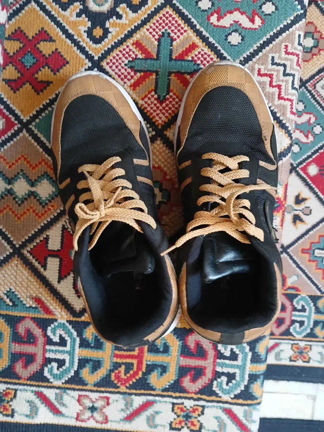 کتونی|کیف، کفش، کمربند|قم, شهر قائم|دیوار