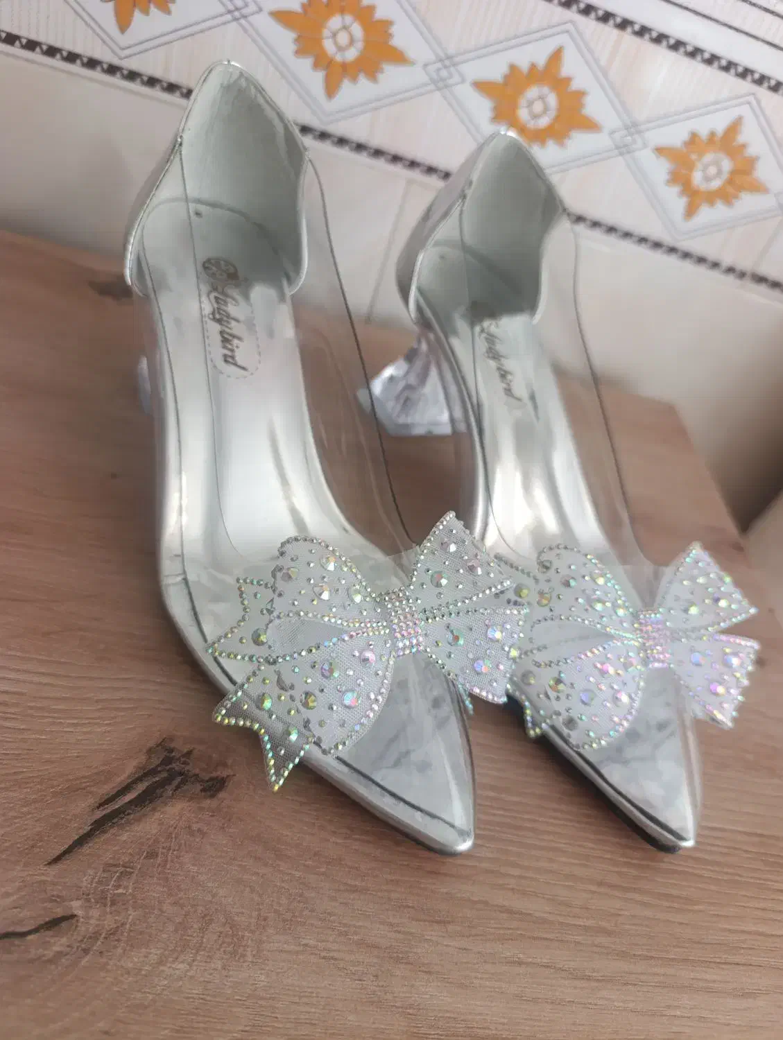 کفش(( نو )|کیف، کفش، کمربند|پیشوا, |دیوار