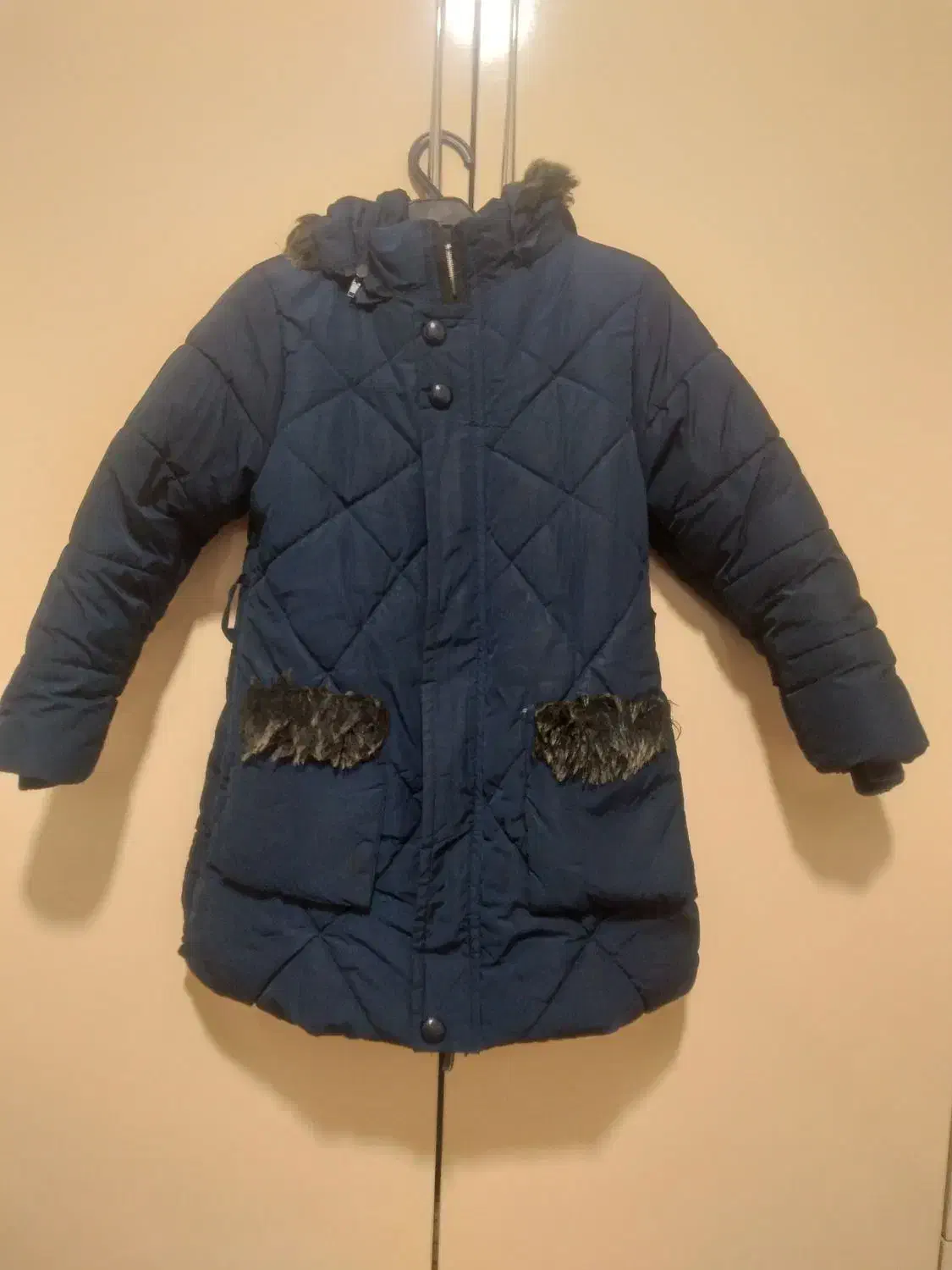 کاپشن دخترانه|لباس|شبستر, |دیوار