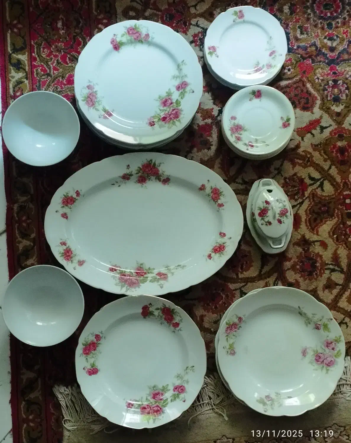 ظروف گلسرخی|کلکسیون اشیاء عتیقه|رشت, پیرسرا|دیوار