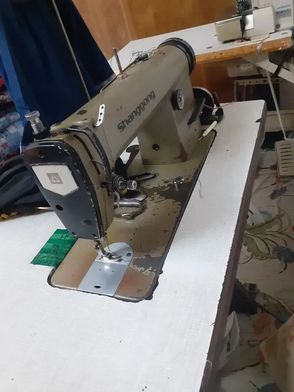 سردوز پنج نخ دینام بزرگ ویک عدد راسته دوز|چرخ خیاطی و ریسندگی|کاشان, کوشک صفی|دیوار