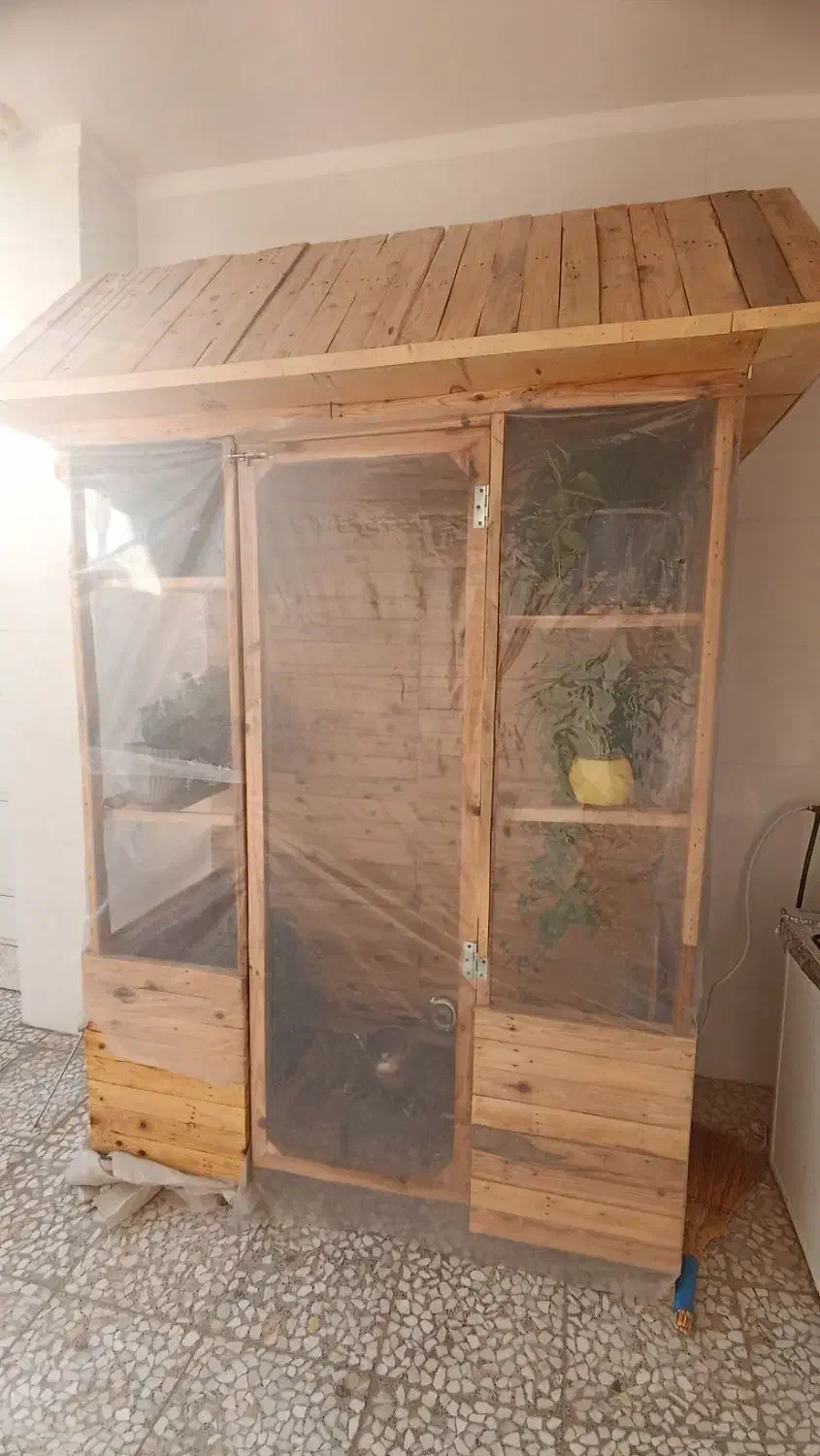 یک عدد گلخانه چوبی چرخ دار|گل و گیاه طبیعی|شاهین‌شهر, گزبرخوار|دیوار