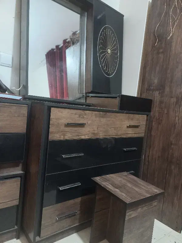 دراور ، با یک صندلی رایگان|تخت و سرویس خواب|شاهین‌شهر, دکتر حسابی|دیوار