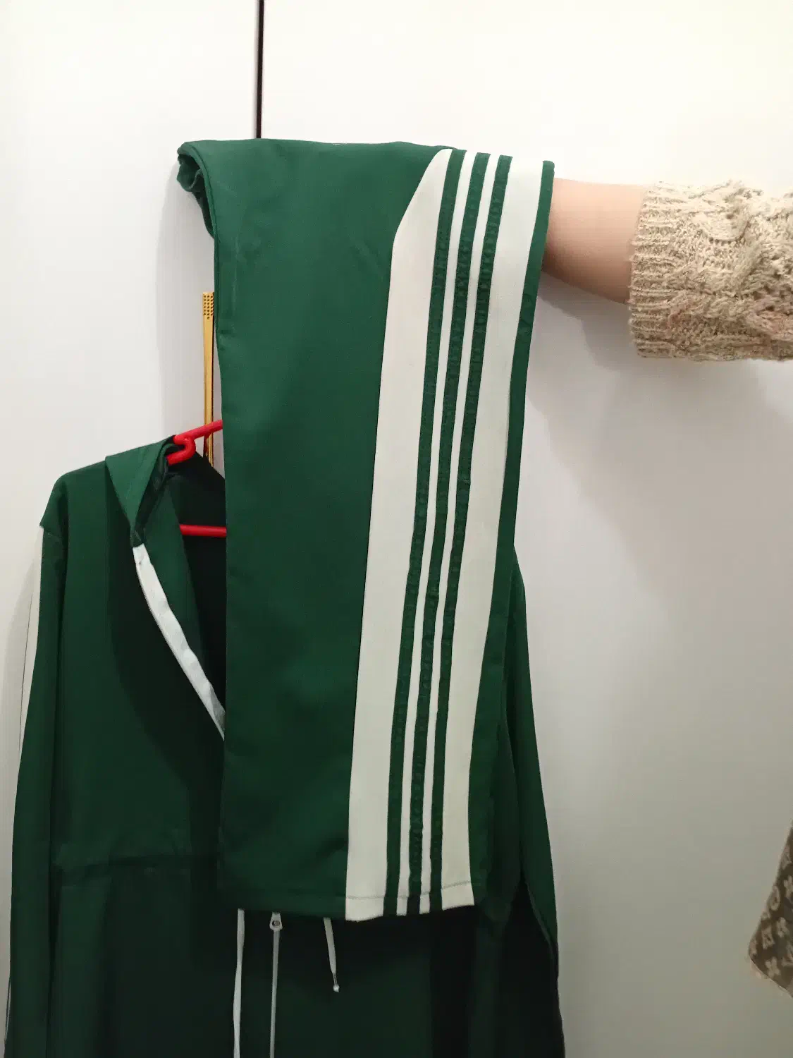 لباس در حد نو سالم تمیز قیمت از ۱۰۰ تا ۵۰۰|لباس|رشت, استقامت ۲|دیوار