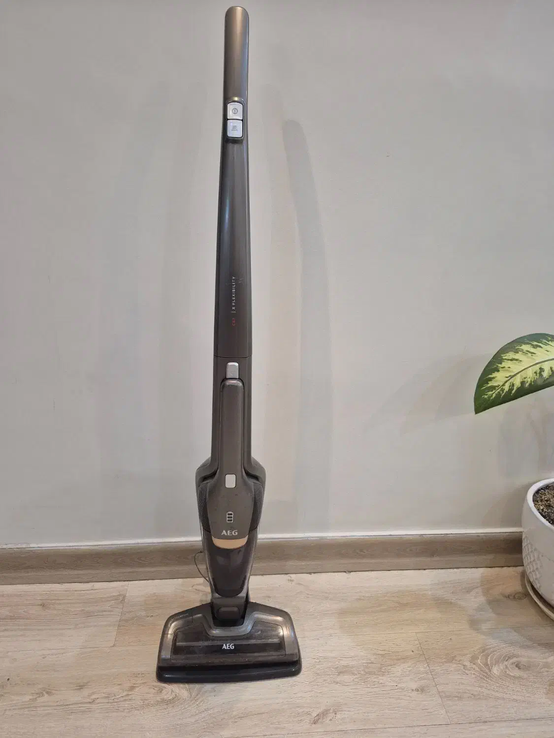 جارو شارژی  AEG|جاروبرقی، جارو شارژی، بخارشو|تهران, کوی بیمه|دیوار