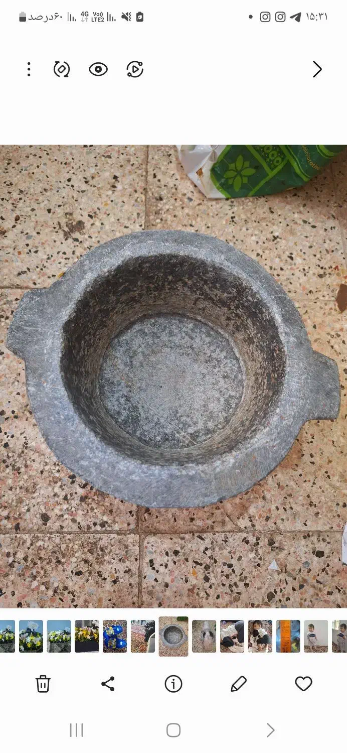 هاون سنگی با دسته چوبی|کلکسیون اشیاء عتیقه|گلبهار, شهر جدید گلبهار|دیوار