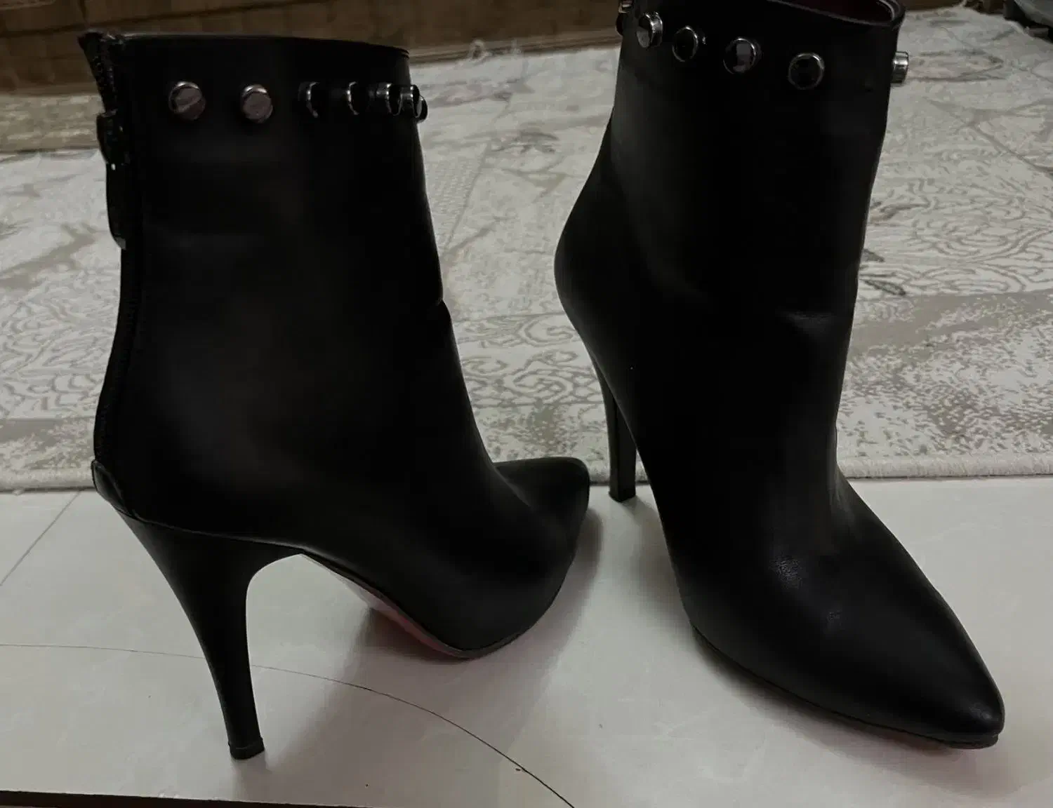 بوت کوتاه|کیف، کفش، کمربند|قم, امامزاده ابراهیم|دیوار