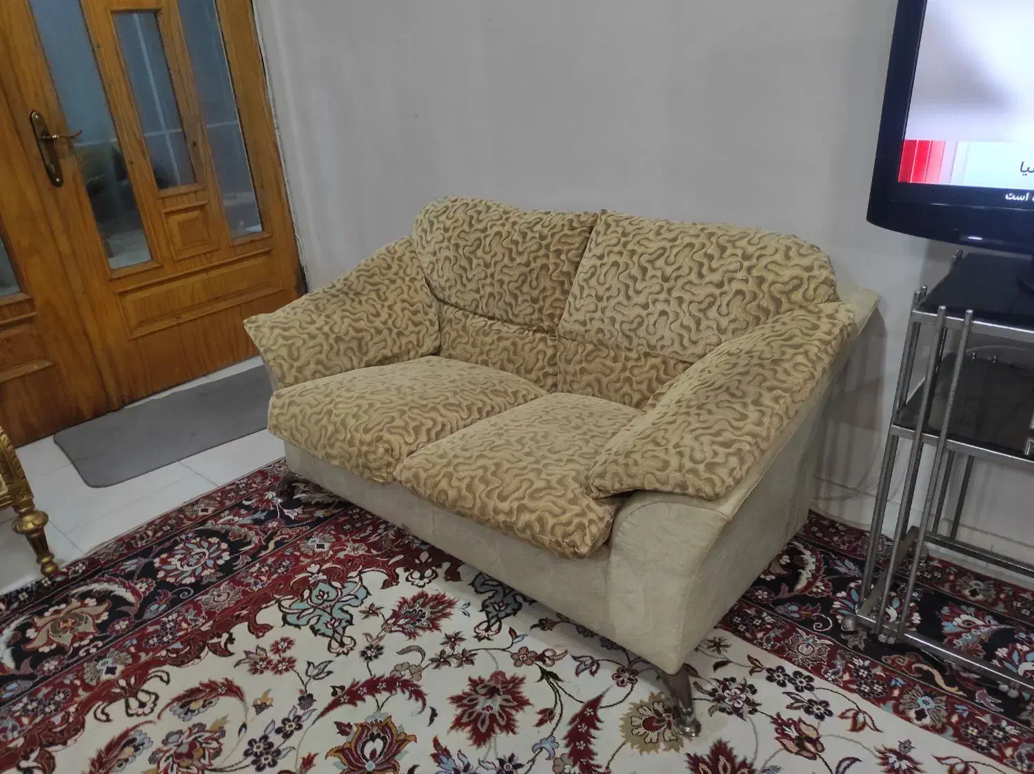 مبل راحتی شش نفره سالم با یک عدد زیر تلویزونی|مبلمان خانگی و میز عسلی|بندر انزلی, لیچارگی حسن رود|دیوار