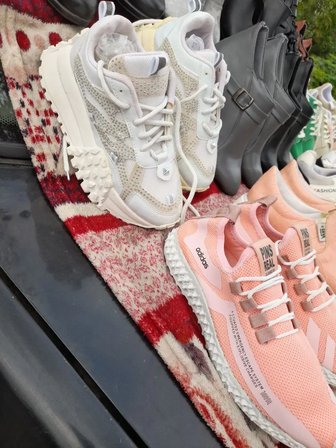 فروش نیم بوت و کتانی تک سایز نصف قیمت بازار|کیف، کفش، کمربند|لاهیجان, شیخ زاهد|دیوار