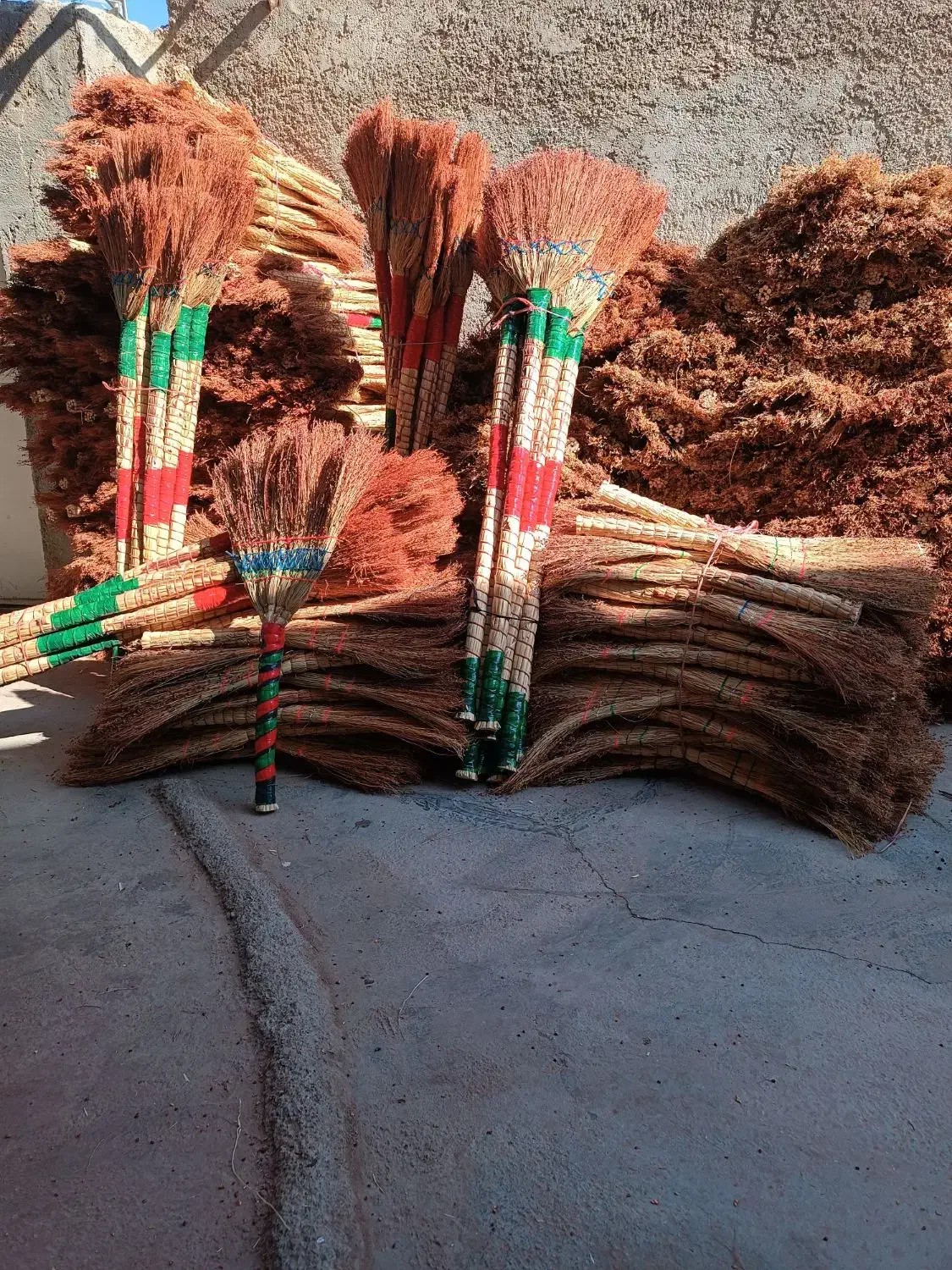 فروش عمده انواع جارو|لوازم نظافت|ساری, |دیوار