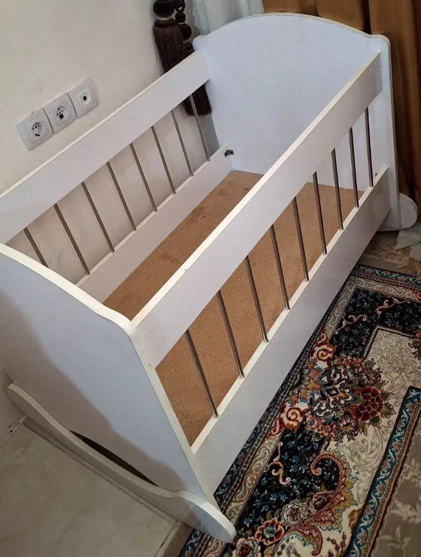 فروش فوری تخت کودک گهواره ای|تخت و صندلی بچه|مشهد, نوید|دیوار