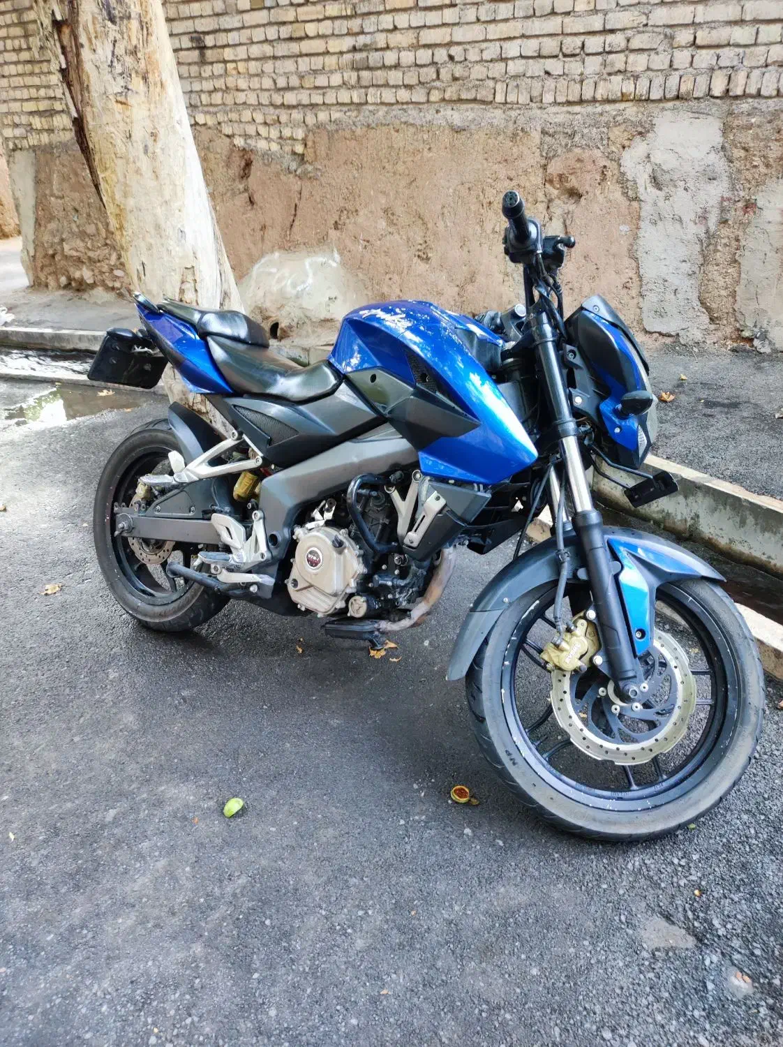 Ns200 سرحال|موتورسیکلت|اراک, |دیوار