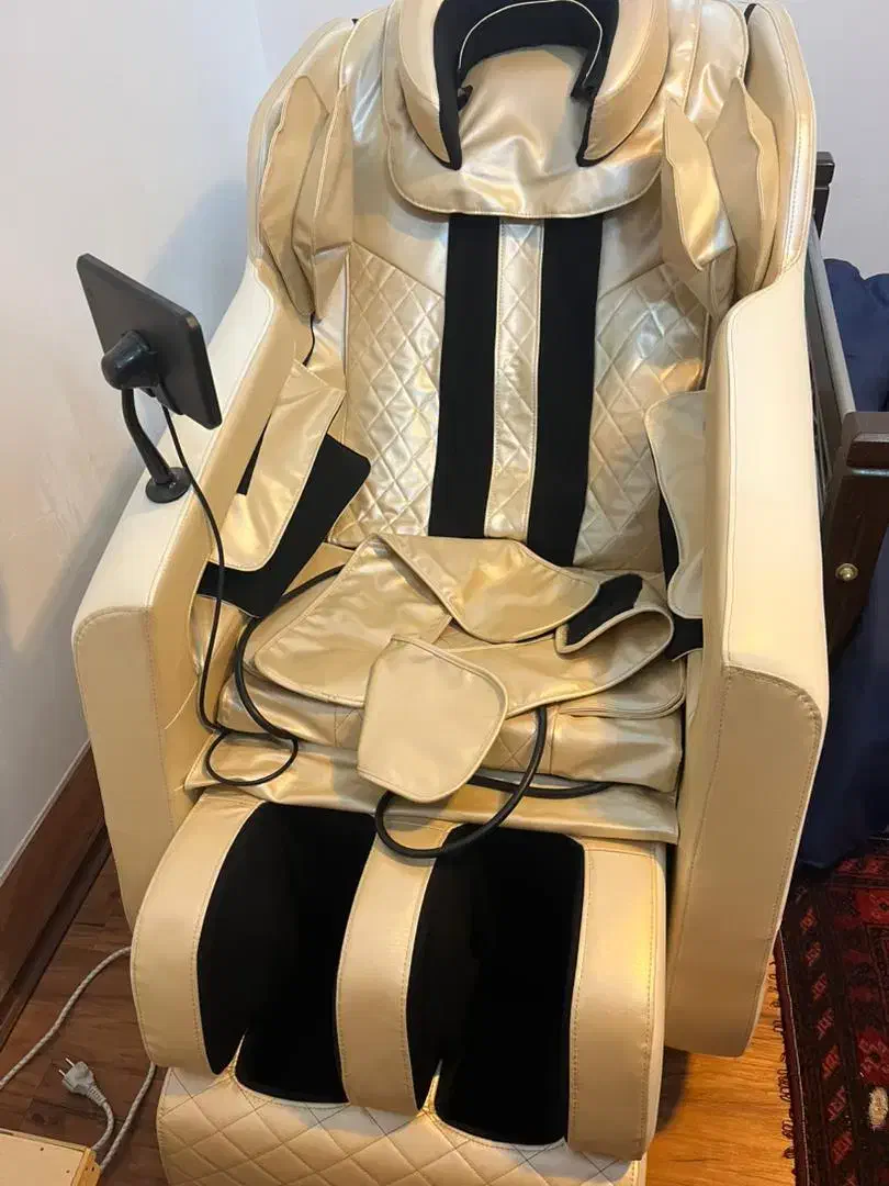 صندلی ماساژور فول بادی دارای صفحه مانیتور|تجهیزات ورزشی|قم, بنیاد|دیوار