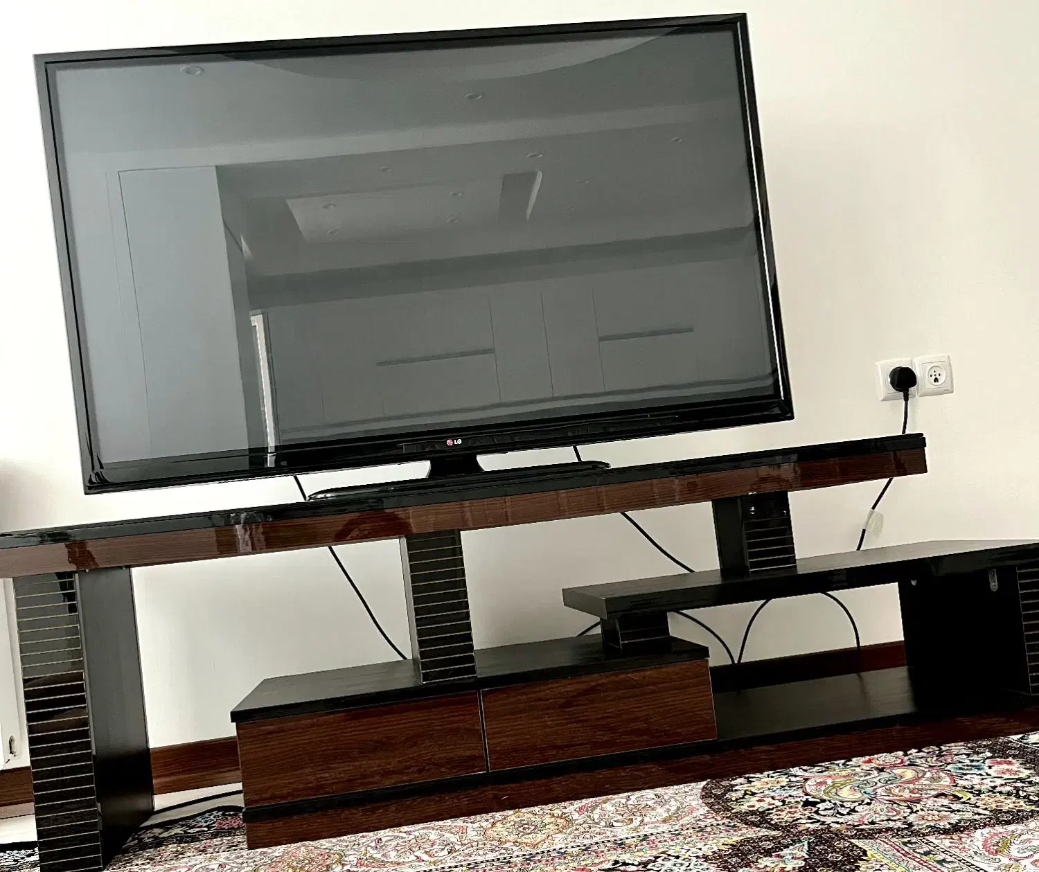 میز تلویزیون مدرن با شیشه مشکلی|میز تلویزیون|قم, زنبیل آباد|دیوار