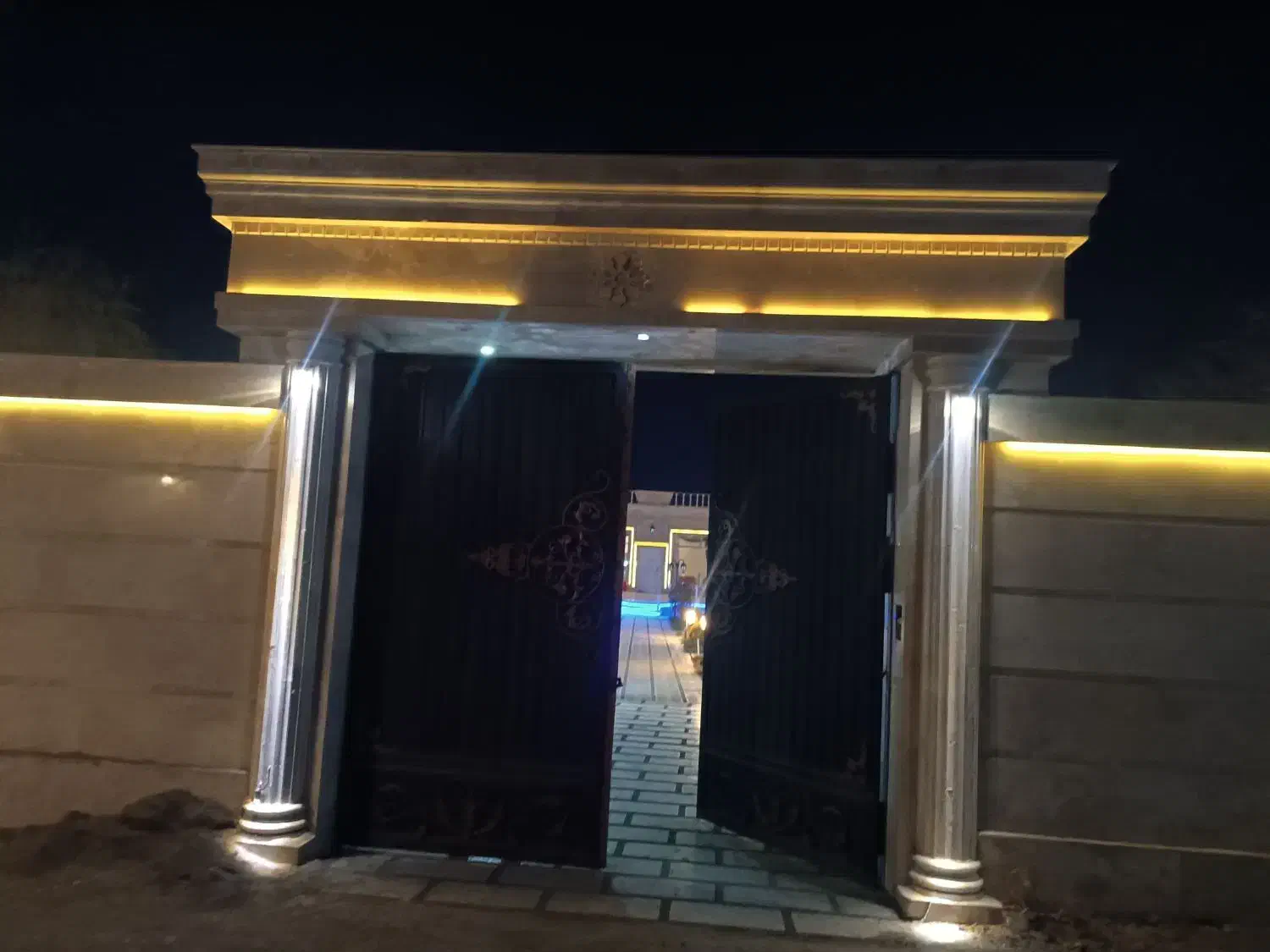 باغ ویلا شاهنامه14|اجارهٔ کوتاهمدت ویلا و باغ|مشهد, میان ولایت|دیوار