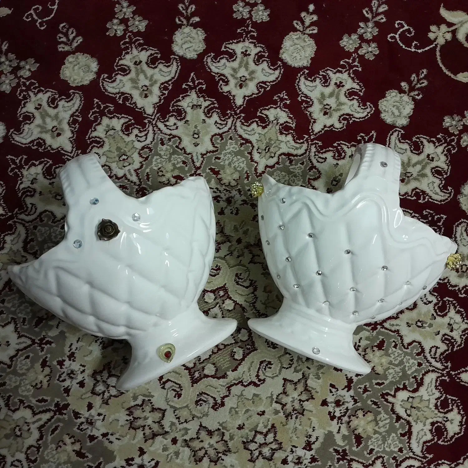 گلدان سرامیکی سفیدتزیینی پایه‌دار(طرح نگین‌دار)|صنایع دستی و سایر لوازم تزئینی|رشت, یخسازی|دیوار