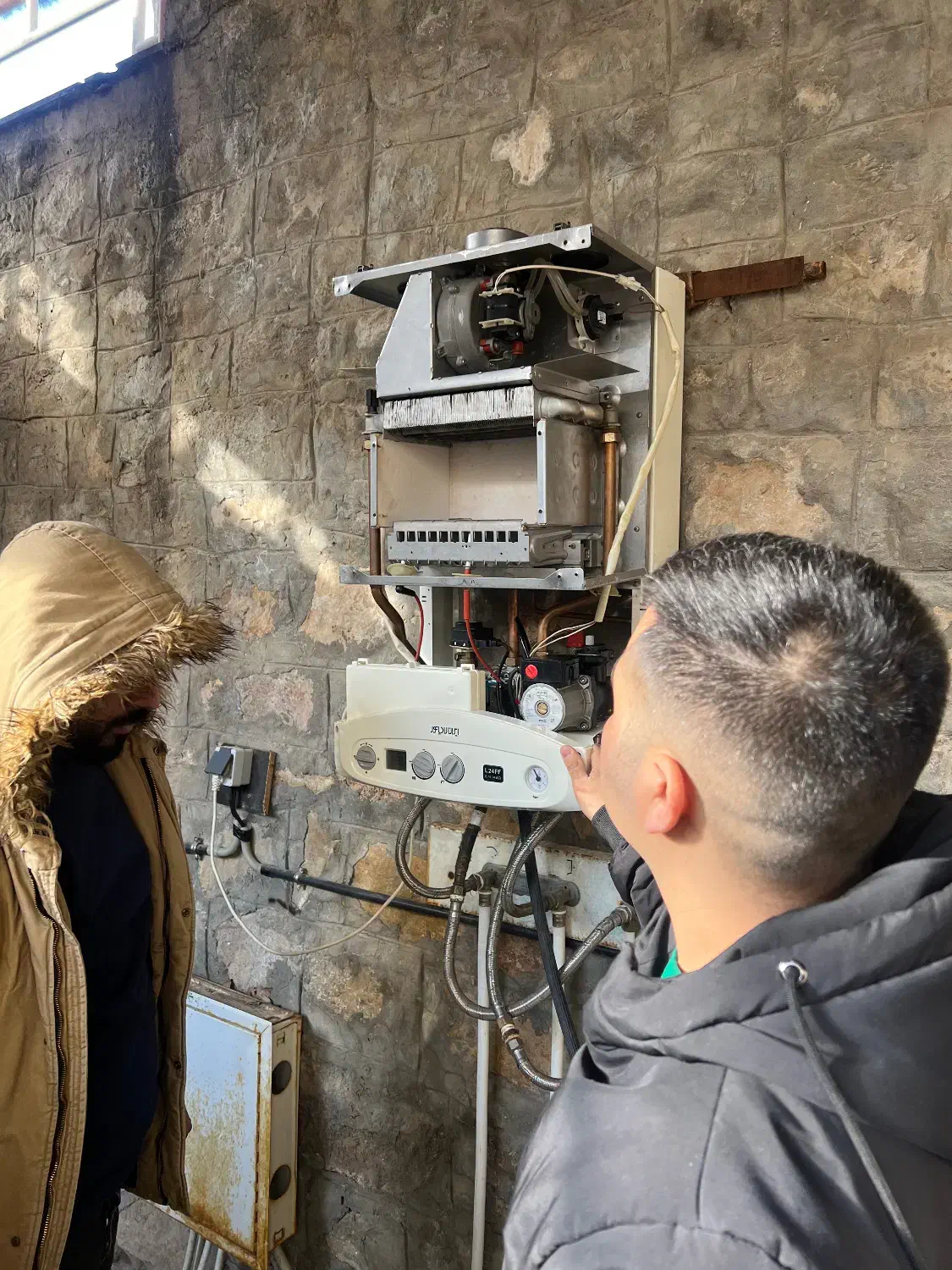 تعمیر و سرویس انواع پکیج و ابگرمکن‌|آبگرمکن، پکیج، شوفاژ|بجنورد, |دیوار