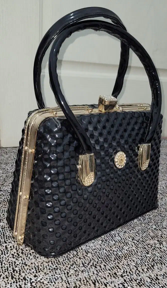 کیف|کیف، کفش، کمربند|رباط‌کریم, رباط‌کریم|دیوار