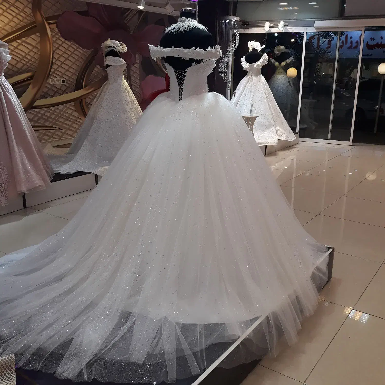 لباس عروس در حد نو|لباس|اندیشه, اندیشه فاز ۴|دیوار