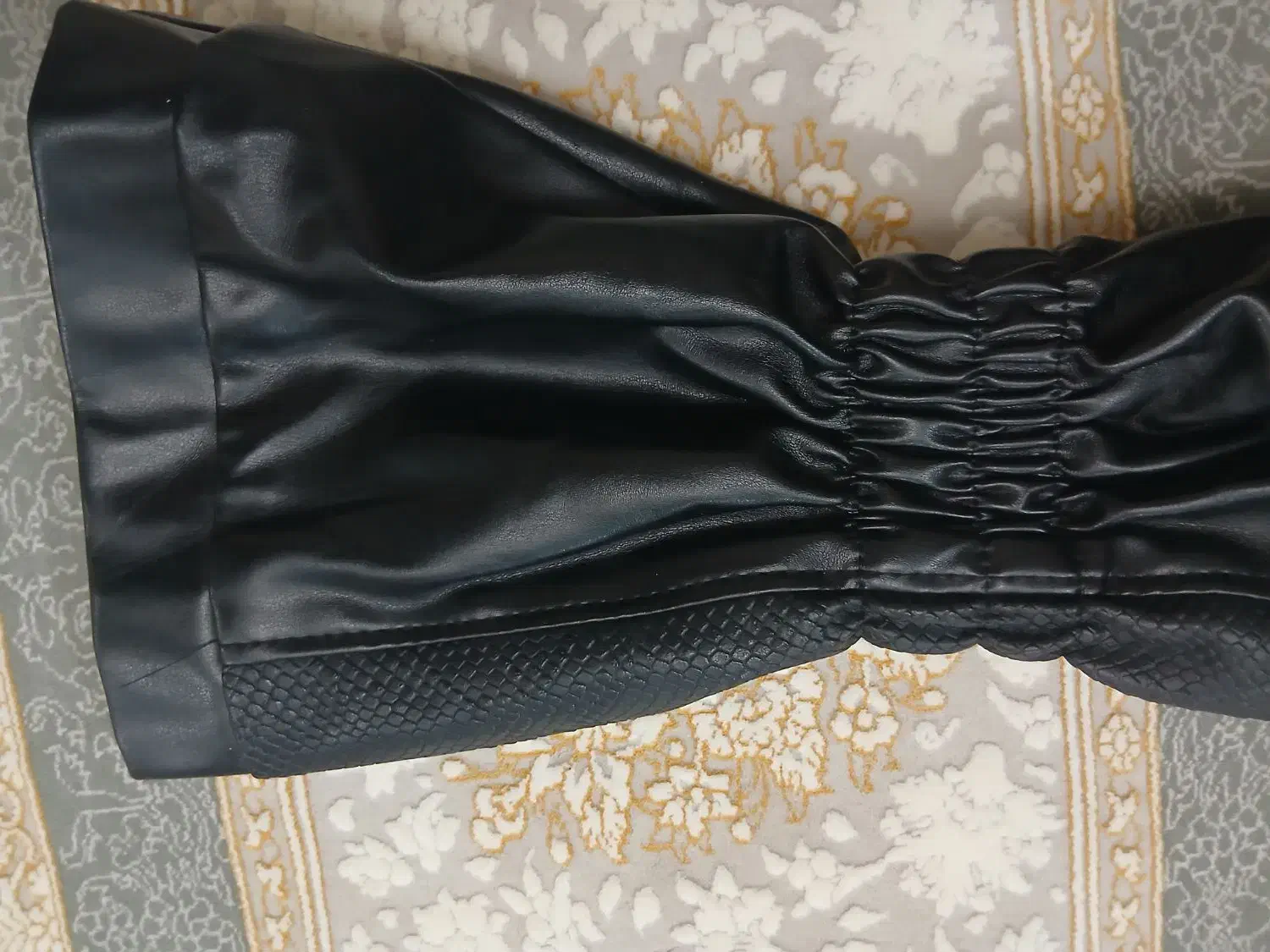 پالتو جنس چرب|لباس|قرچک, میرزائی شمالی|دیوار