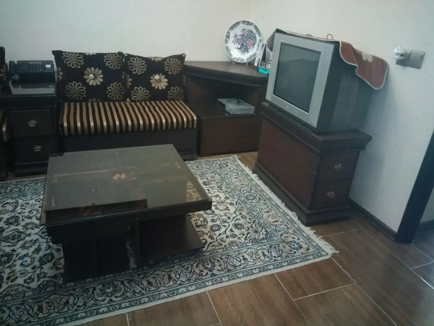 فروش مبل همراه با کنسول سه گوش و میز جلومبلی|مبلمان خانگی و میز عسلی|شیراز, عفیف‌آباد|دیوار