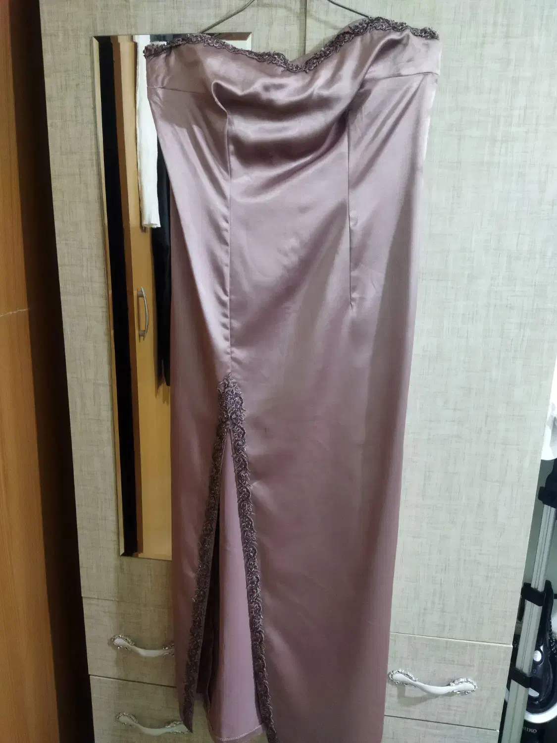 لباس مجلسی|لباس|مشهد, تربیت (صدف)|دیوار