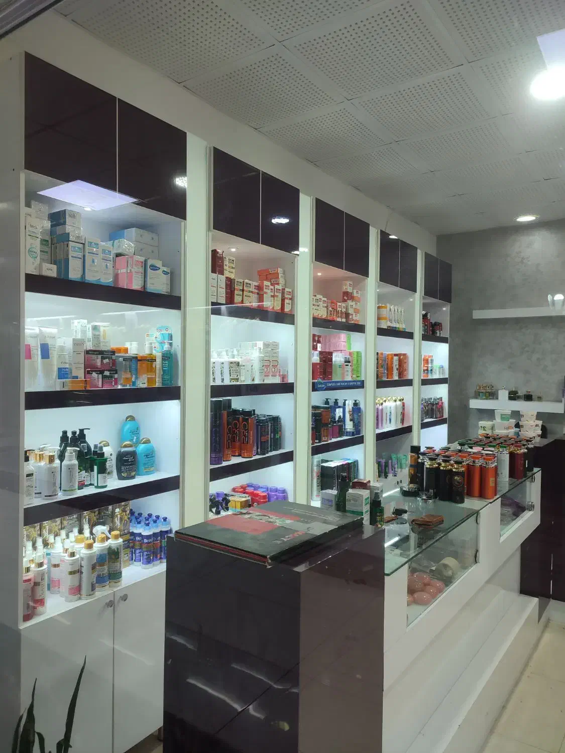 فروش فوری دکور کامل فروشگاه MDF هایگلاس آماده نصب|فروشگاه و مغازه|بندر ماهشهر, |دیوار