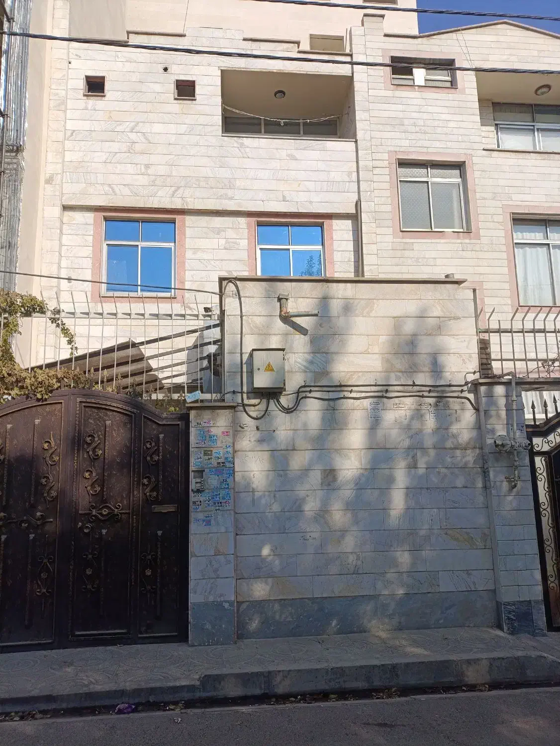 ملک 3طبقه دربست مقابل پارک