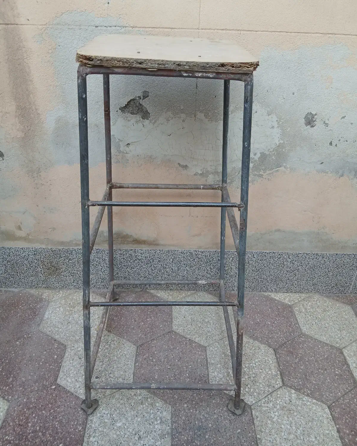 چهارپایه آهنی بلند|صندلی و نیمکت|قم, هنرستان|دیوار