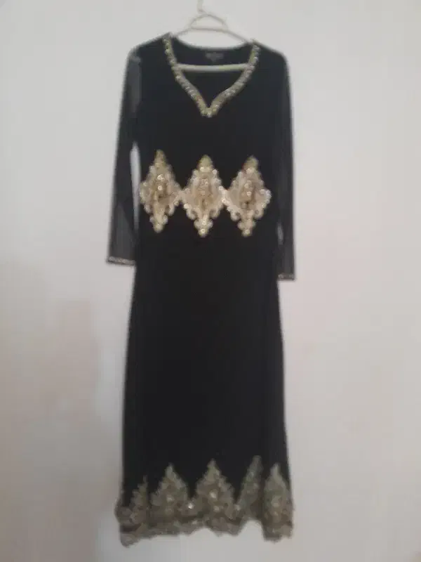 لباس ماکسی سنگدوزی شده|لباس|اندیشه, اندیشه فاز ۱|دیوار