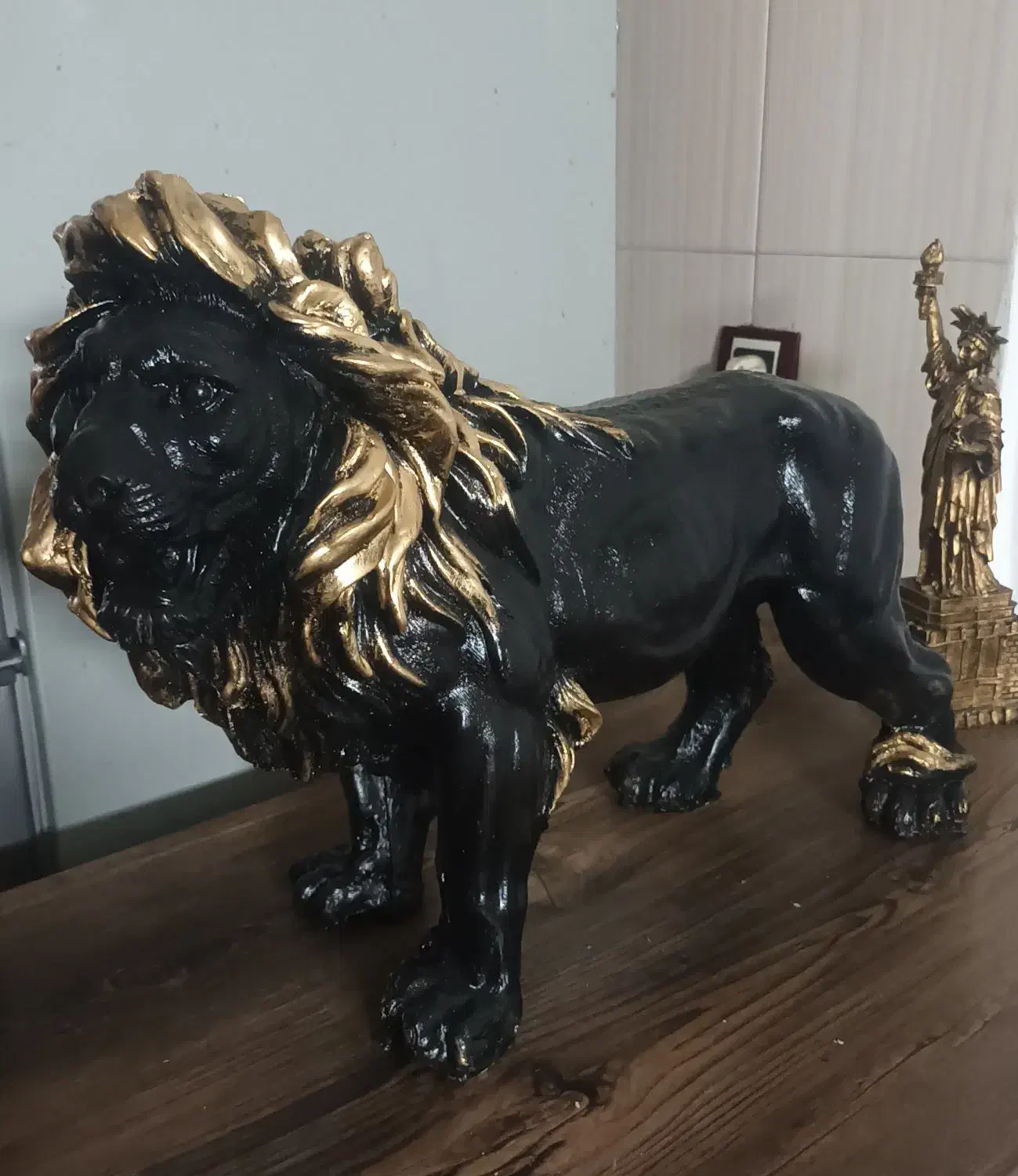 مجسمه|مجسمه، تندیس، ماکت|وحیدیه, |دیوار