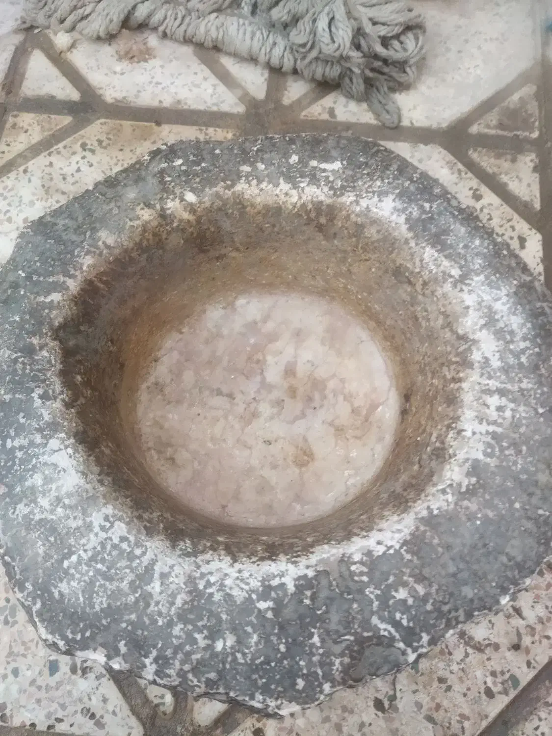 هاون سنگی قدیم با دسته و سنگ نیم منی قدیم|کلکسیون اشیاء عتیقه|کرمان, |دیوار