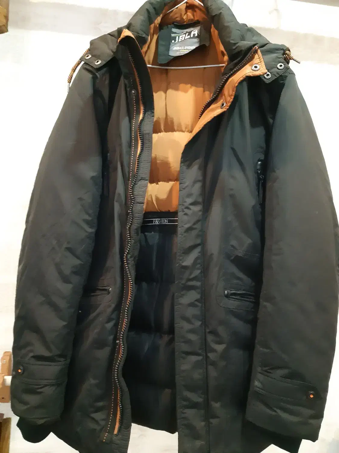 کاپشن|لباس|مرزیکلا, |دیوار