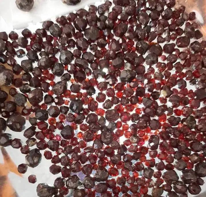 سنگ گارنت سرخ و سبز|جواهرات|قم, امامزاده ابراهیم|دیوار