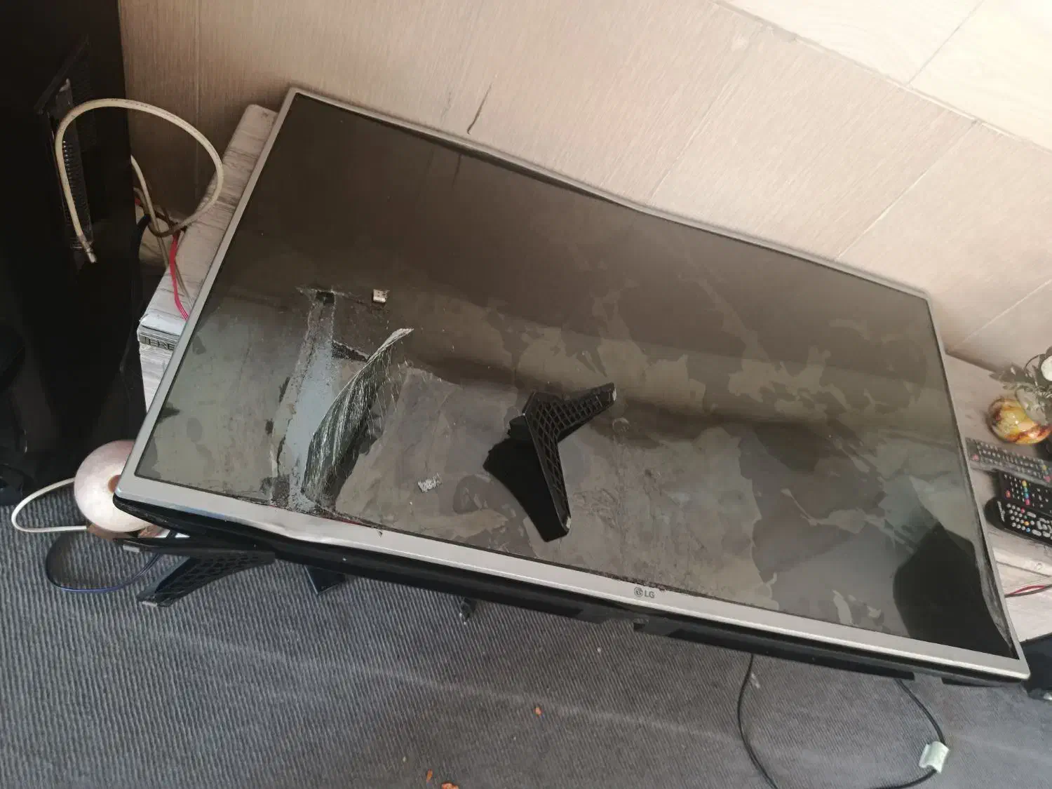 تلویزیون ال جی شیشه اش شکسته ال ای دی 43اینچ|تلویزیون و پروژکتور|بروجرد, |دیوار