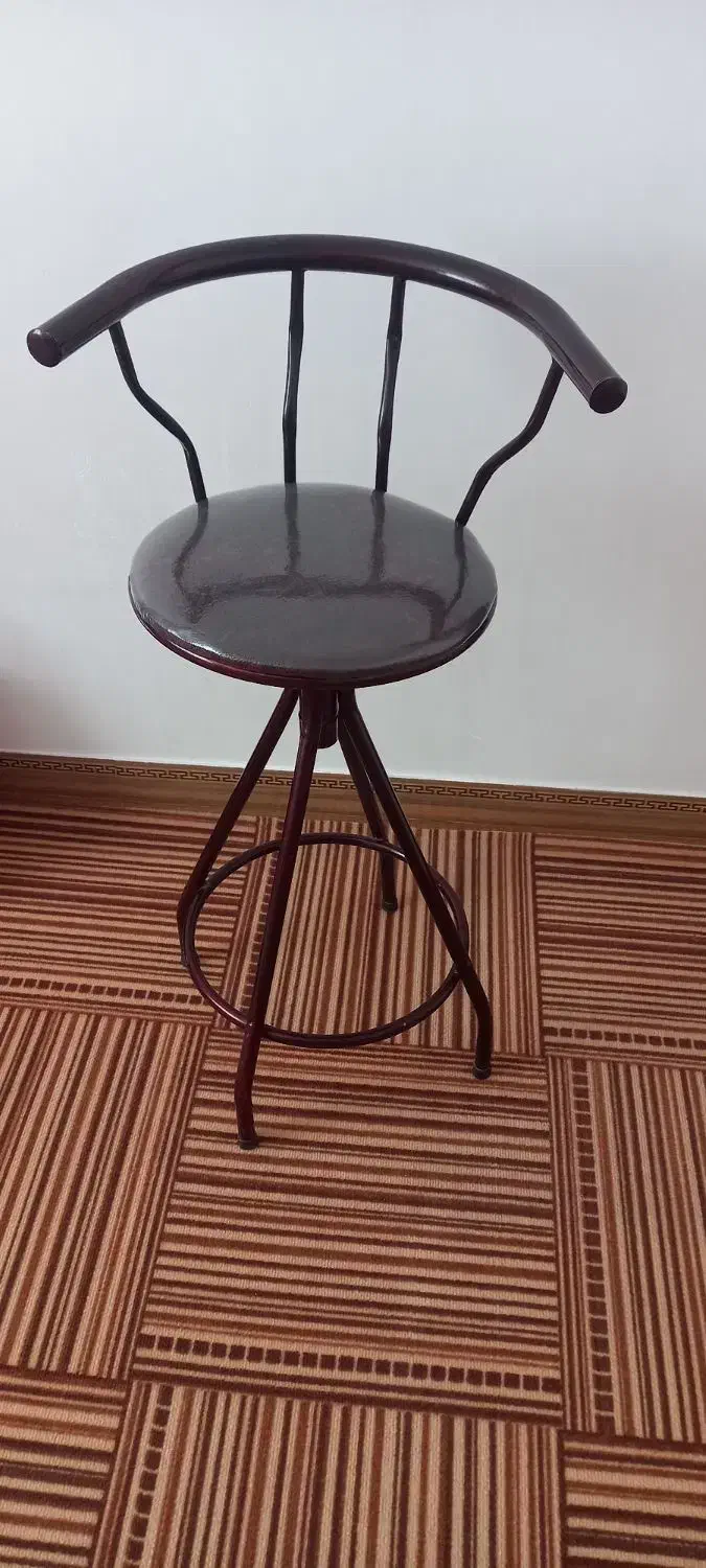 میز ناهارخوری چهار نفره با یک صندلی چرخشی|میز و صندلی غذاخوری|لنجان, |دیوار