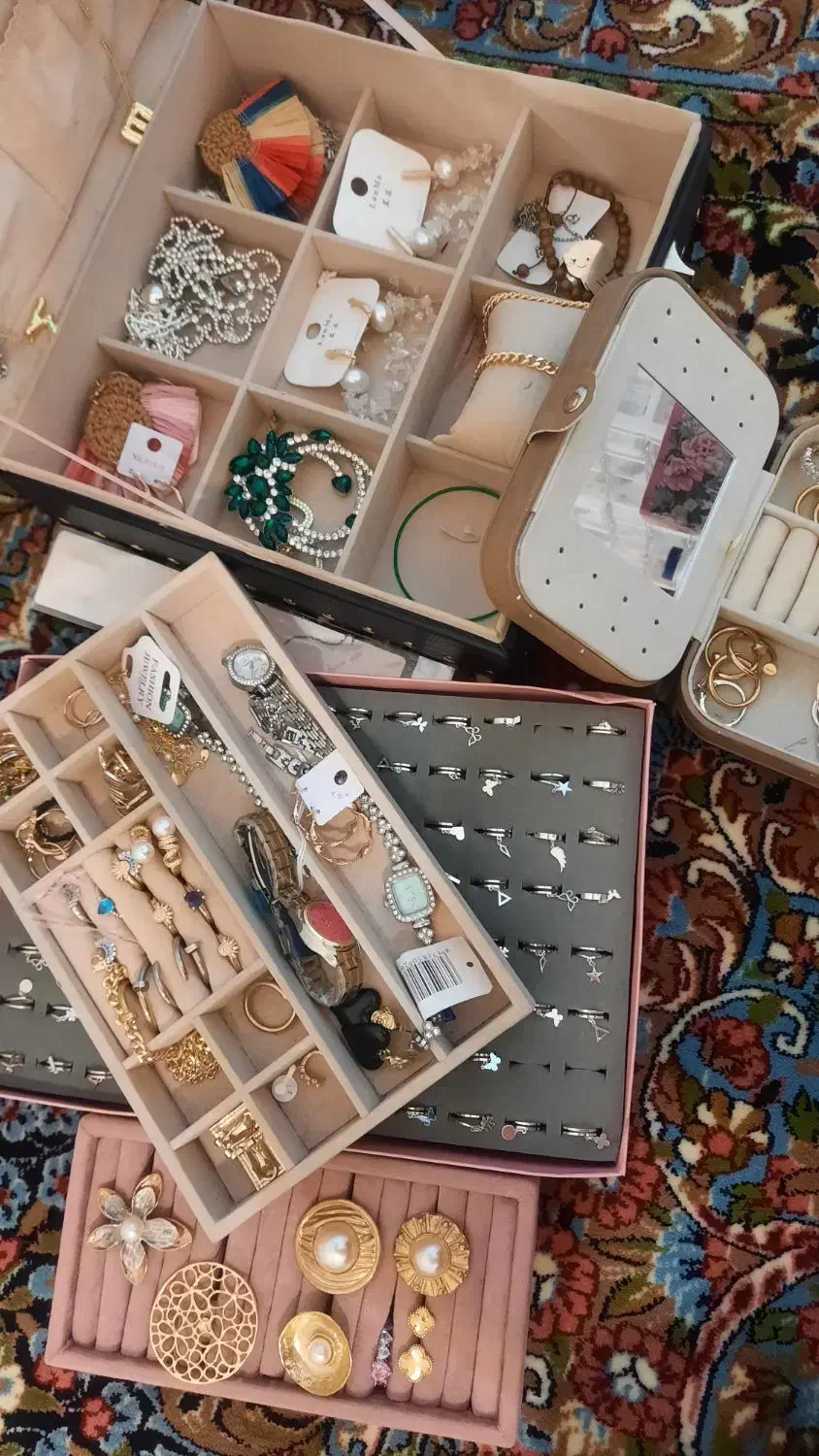 تعدادی بدلیجات و استند بدلیجات|بدلیجات|کرمان, |دیوار