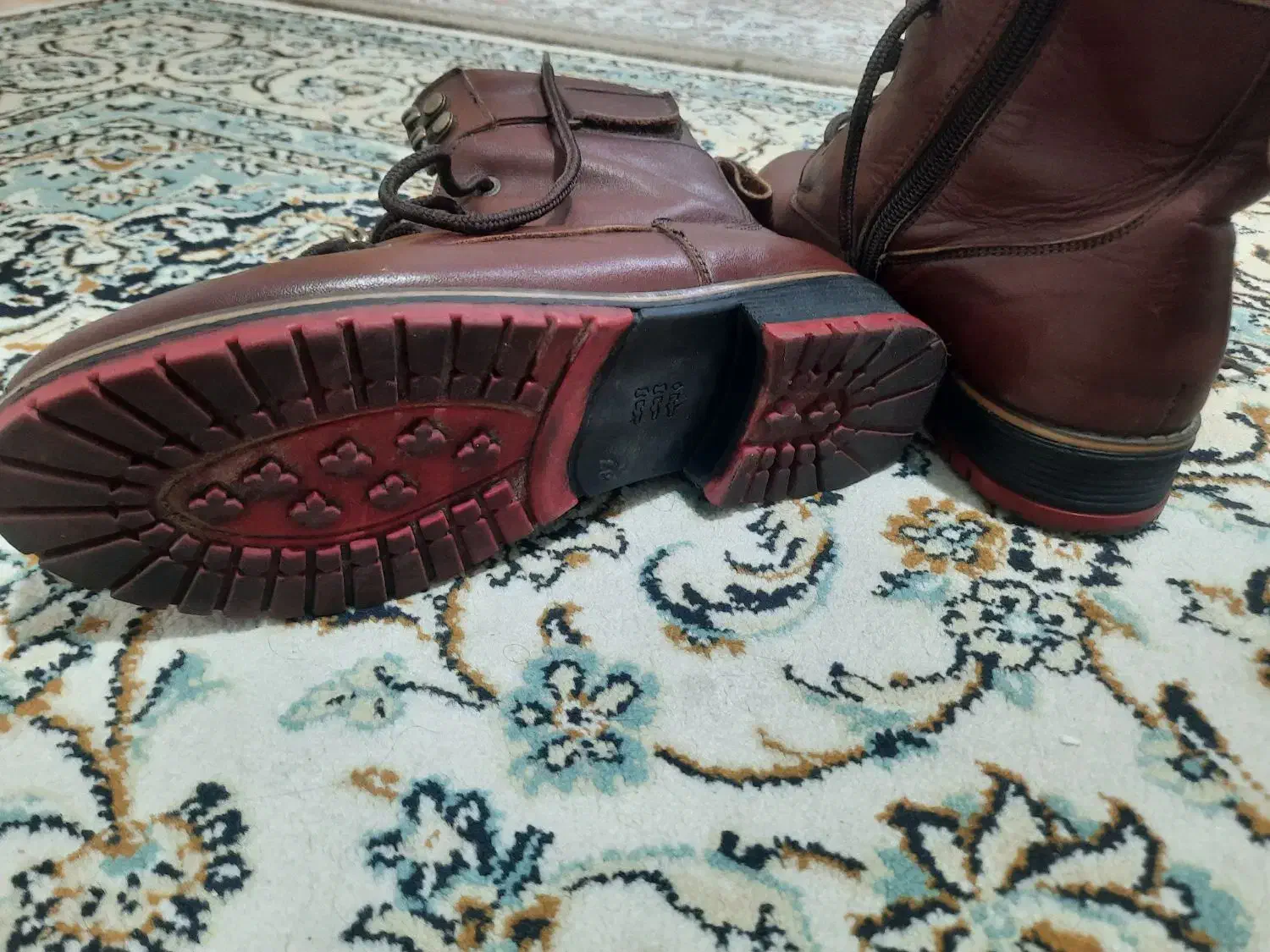 پوتین و کتونی|کیف، کفش، کمربند|بومهن, |دیوار