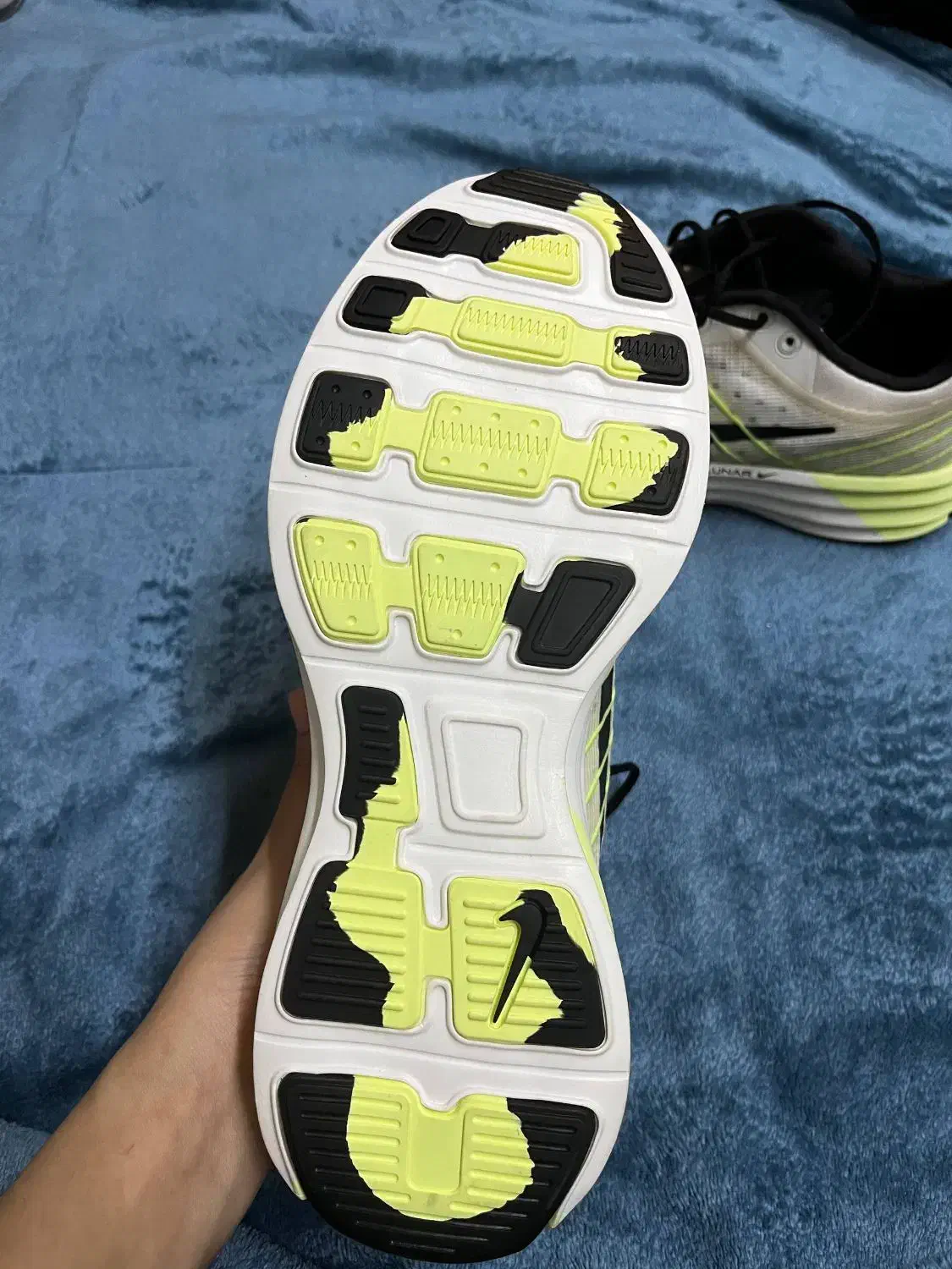 کتونی خارجی طوسی فسفری|کیف، کفش، کمربند|پرند, فاز ۴|دیوار